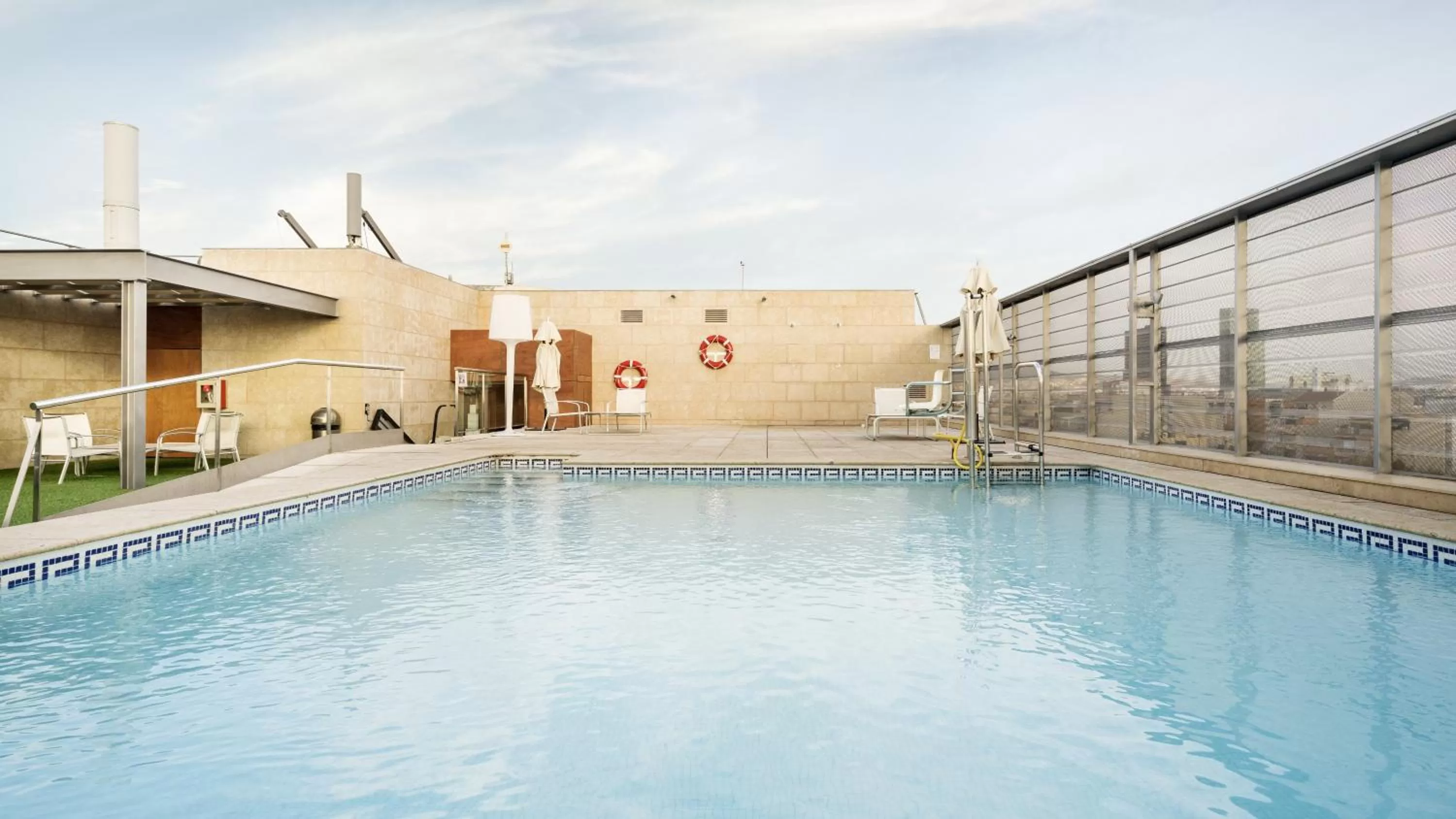 Swimming pool in Ilunion Barcelona