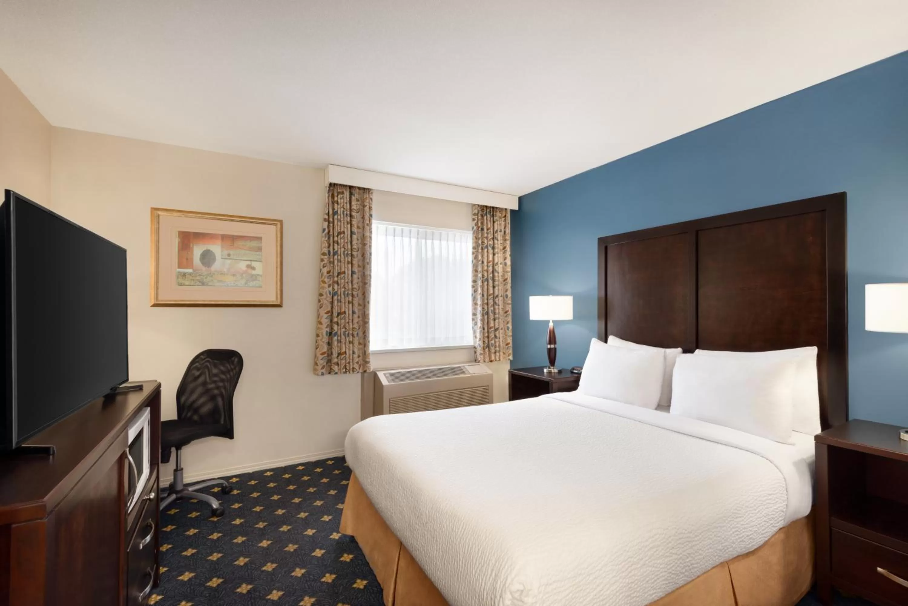 Standard Queen Room - Non-Smoking in Days Inn by Wyndham Kelowna