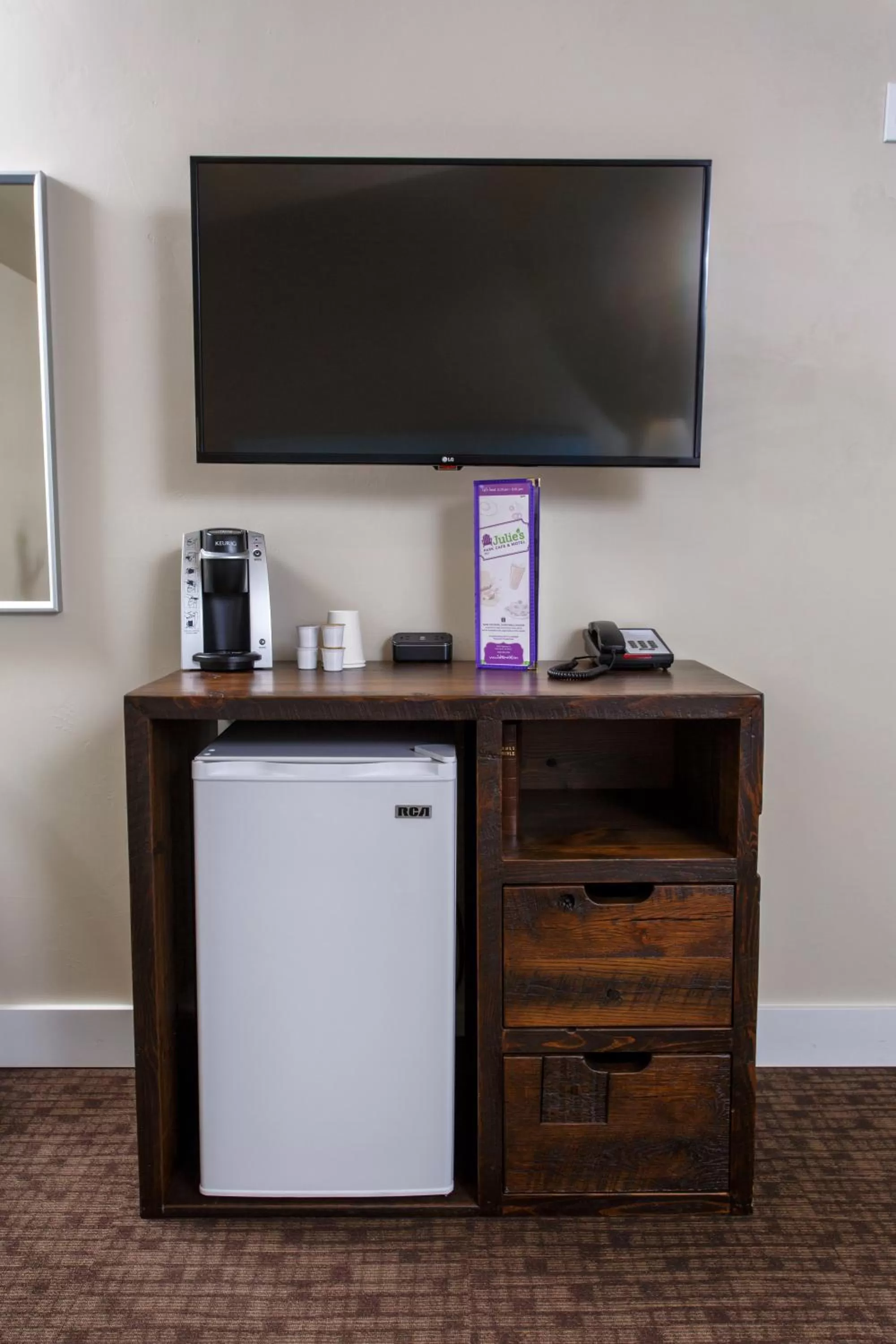 TV and multimedia, TV/Entertainment Center in Julie's Park Cafe & Motel