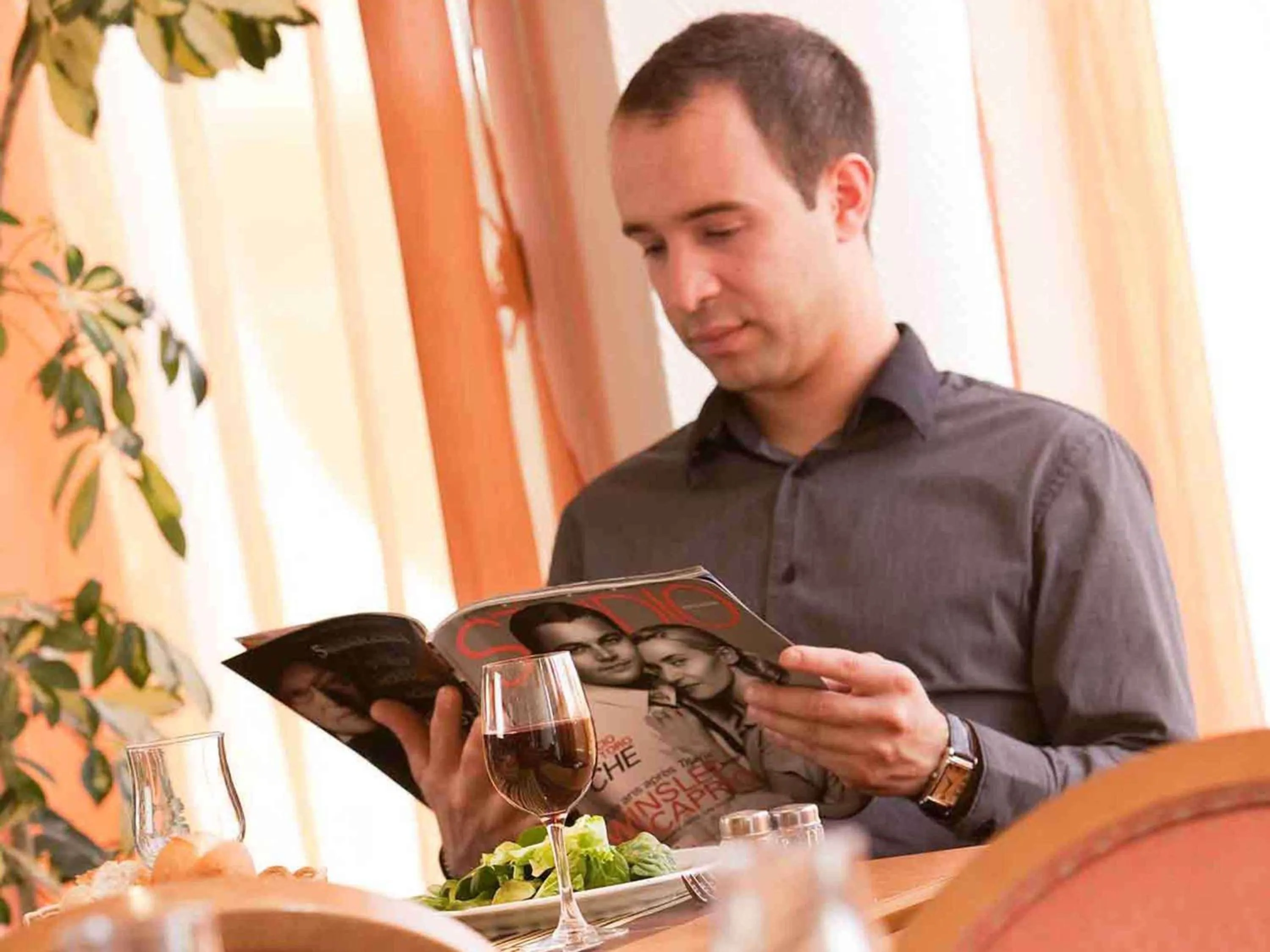 Lounge or bar in ibis Styles Orléans