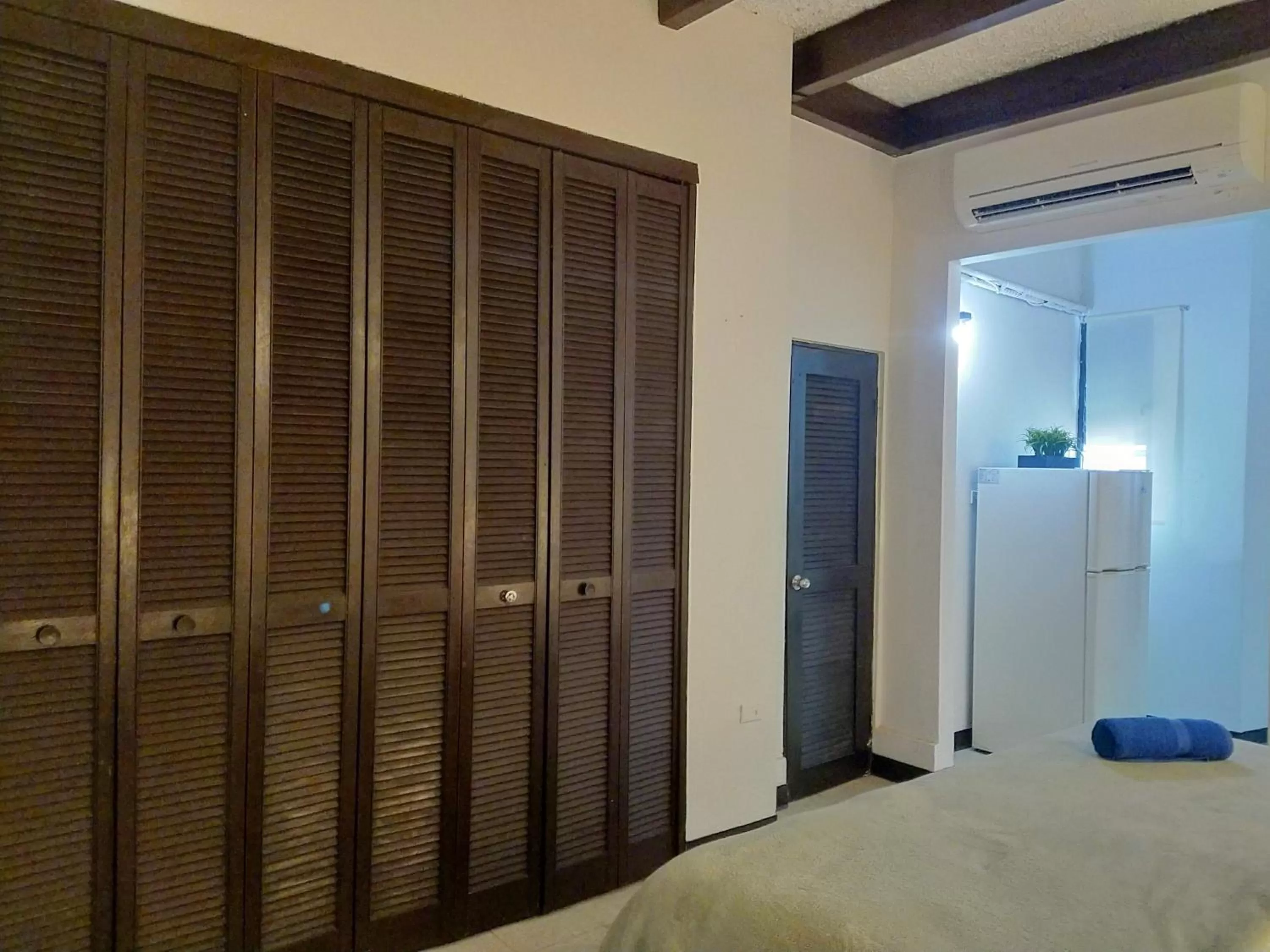 wardrobe, Bed in La Capitana Old San Juan Building