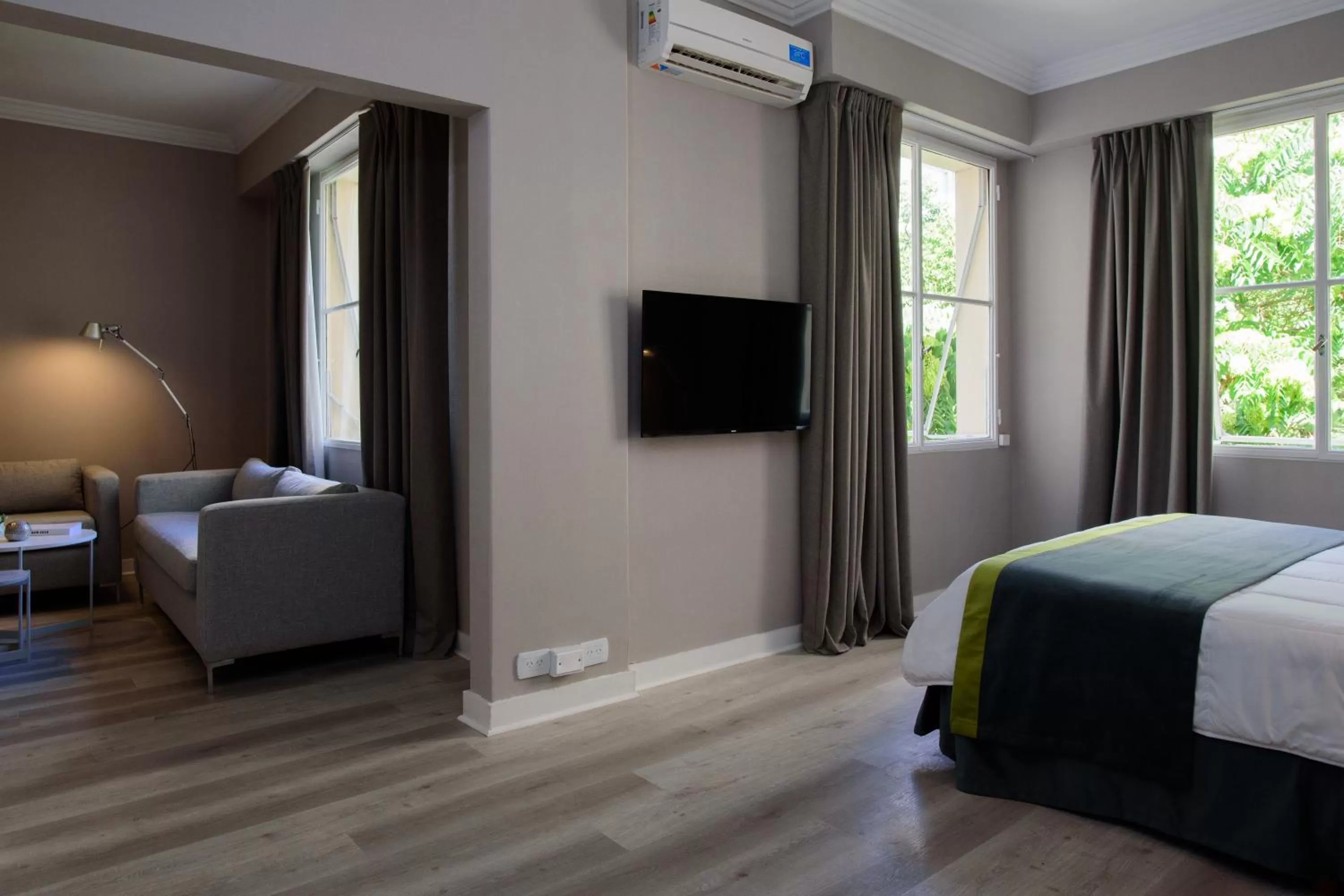 Living room, Bed in SuMa Recoleta Hotel