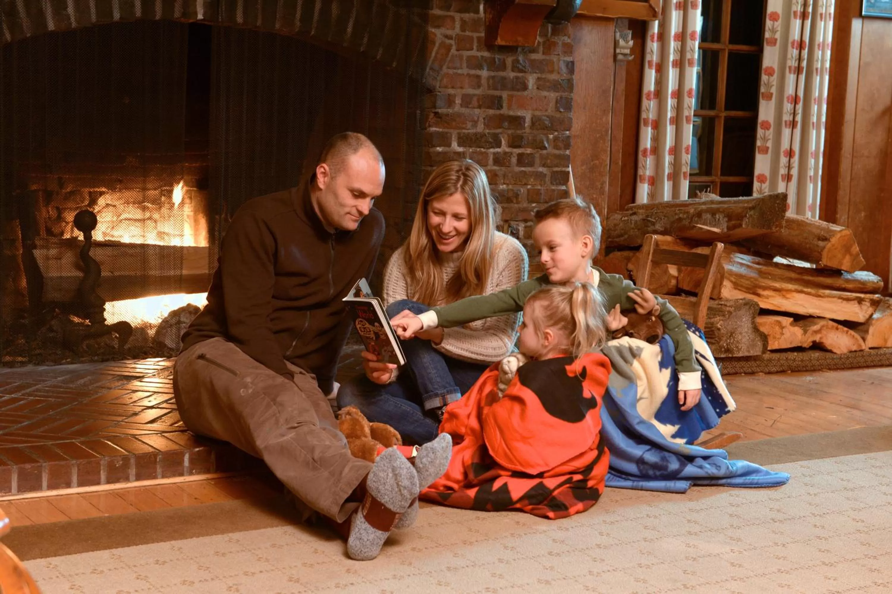 Communal lounge/ TV room in Lake Quinault Lodge