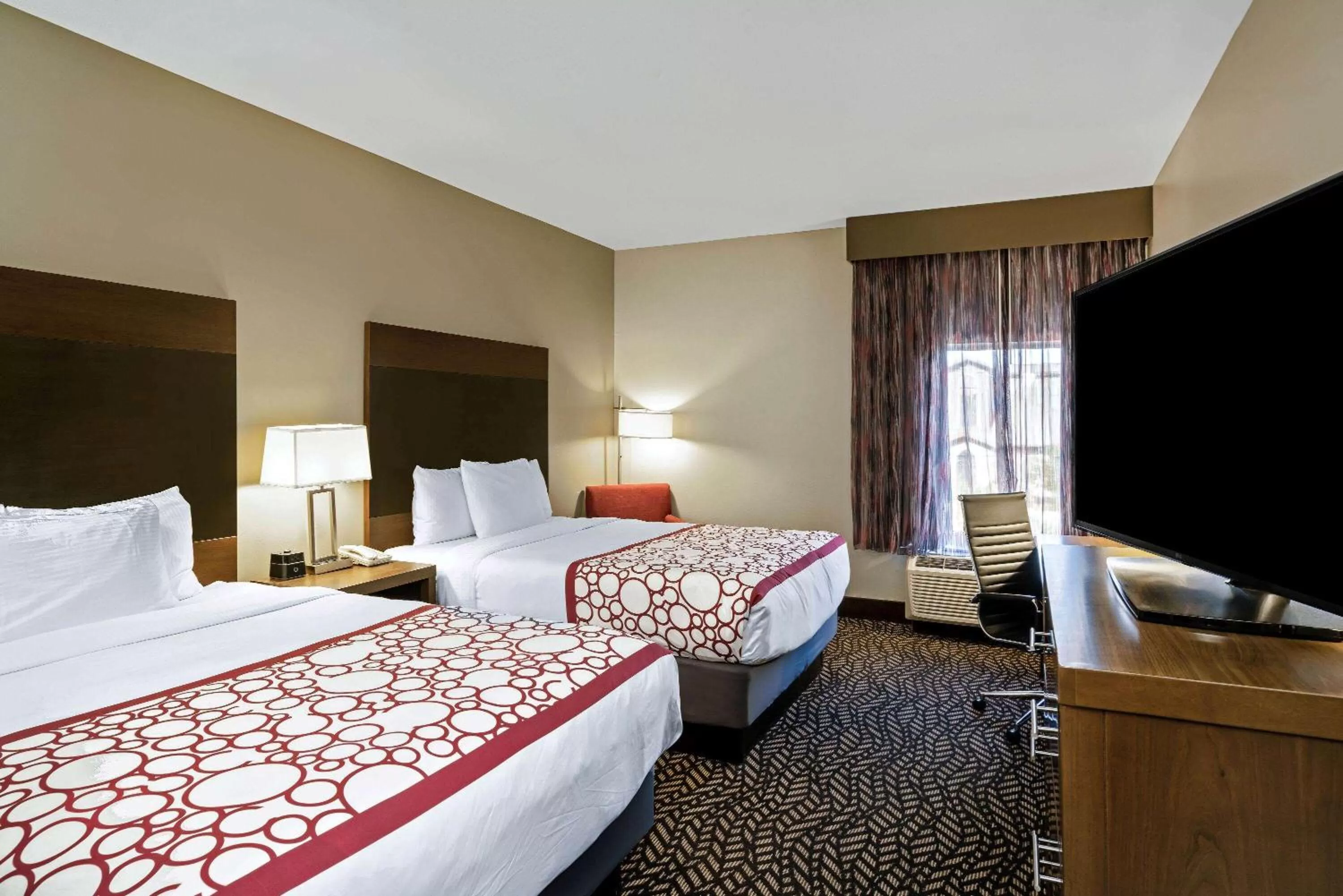 Photo of the whole room, Bed in La Quinta by Wyndham Tuscaloosa McFarland