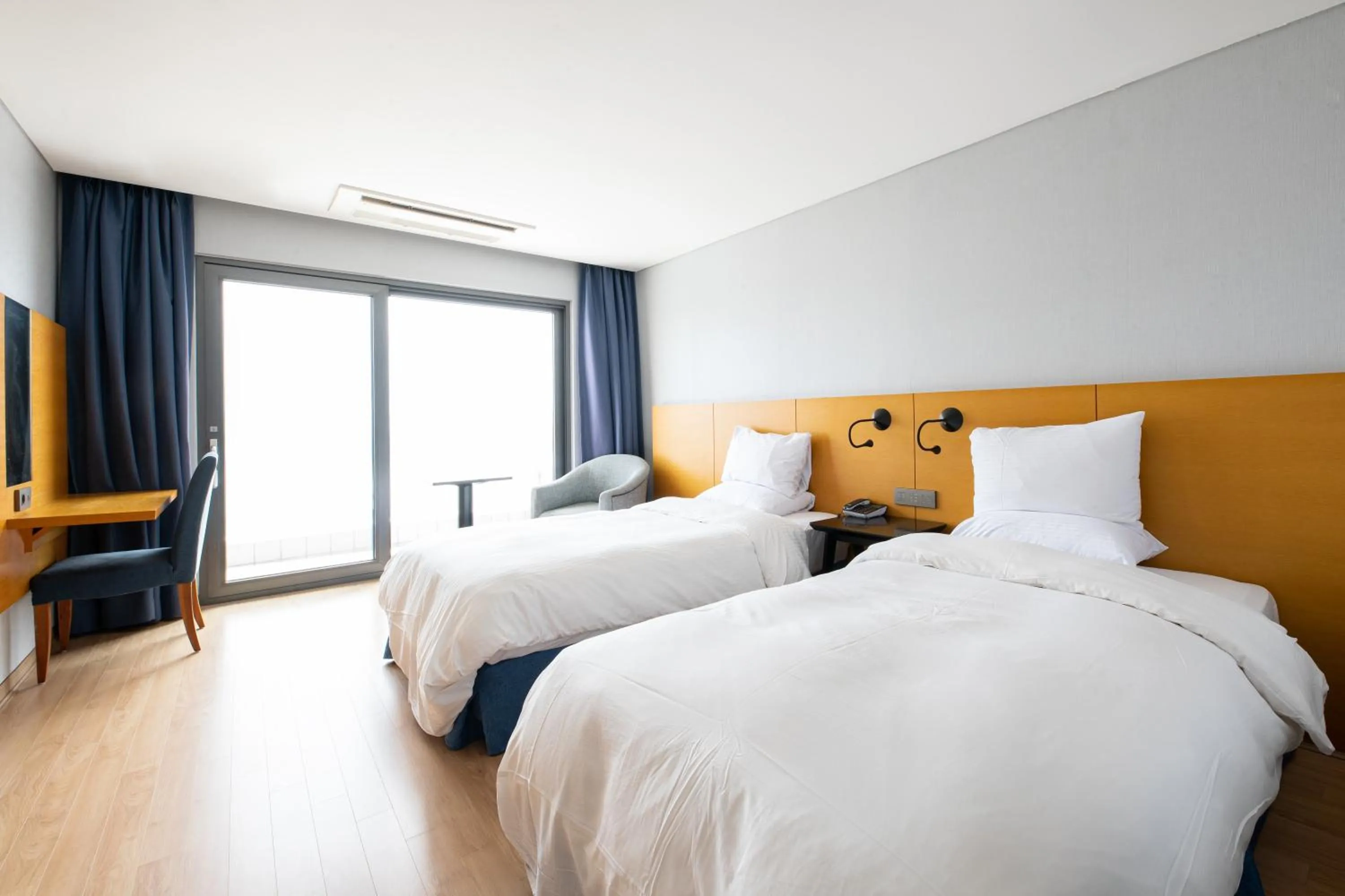 Bed in Asia Lakeside Hotel