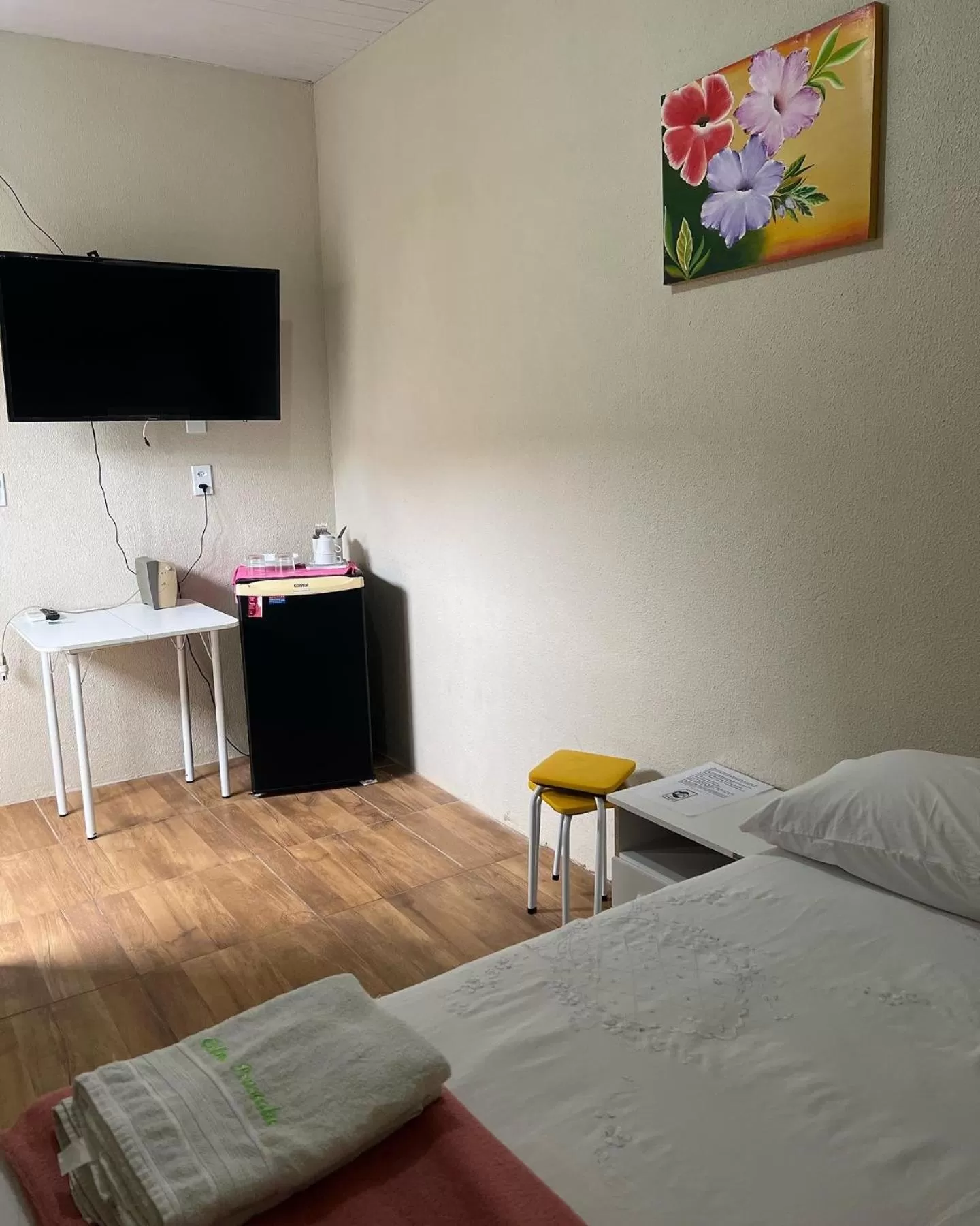 Bed, TV/Entertainment Center in Pousada Hostal Iracema