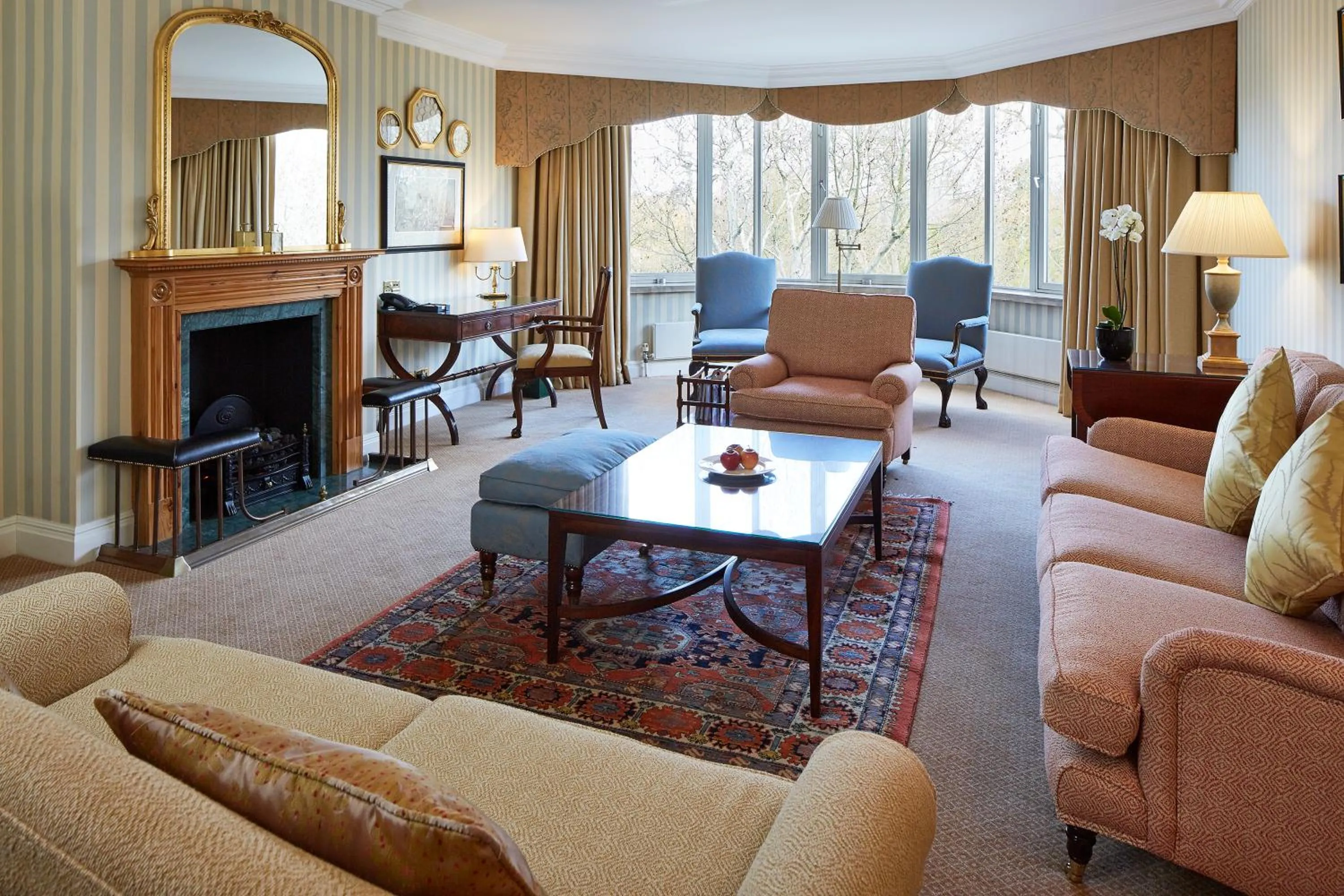 Living room in Cheval Thorney Court at Hyde Park