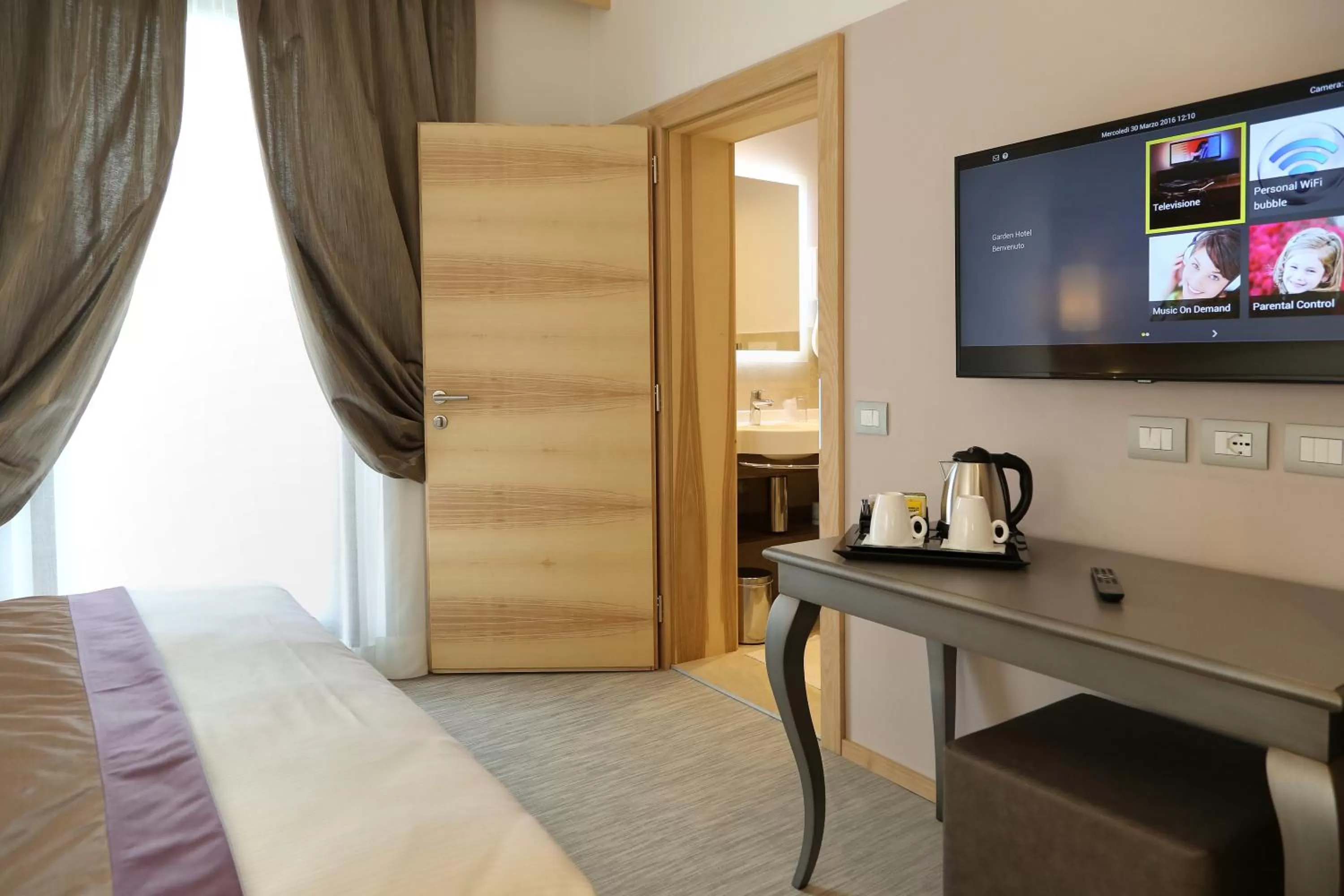 Bathroom, Bed in Hotel Garden