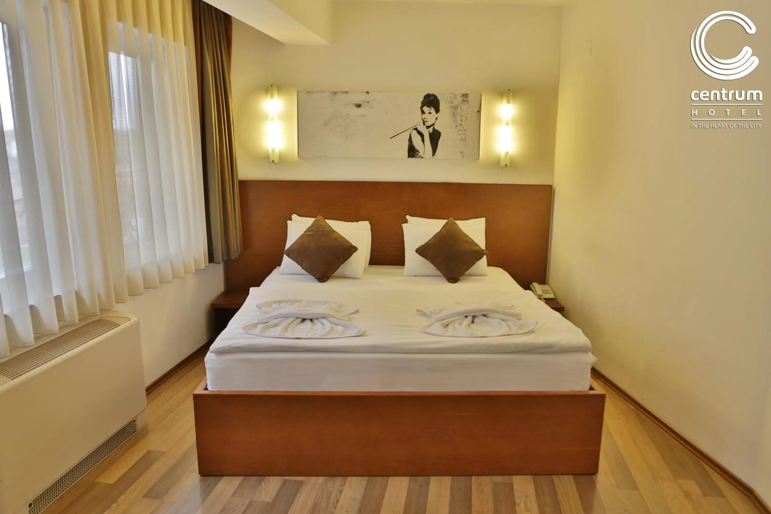 Shower, Bed in Hotel Centrum Prizren