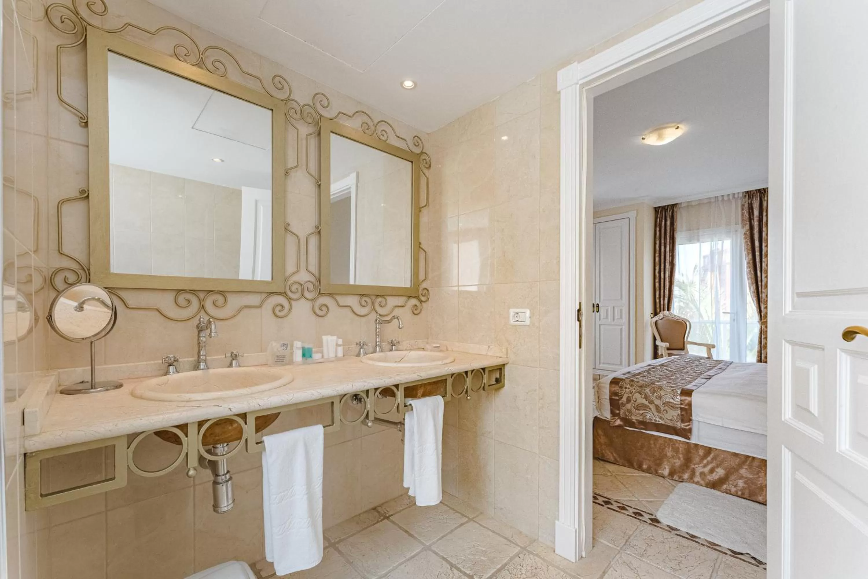 Bathroom in Flamingo Suites Boutique Hotel