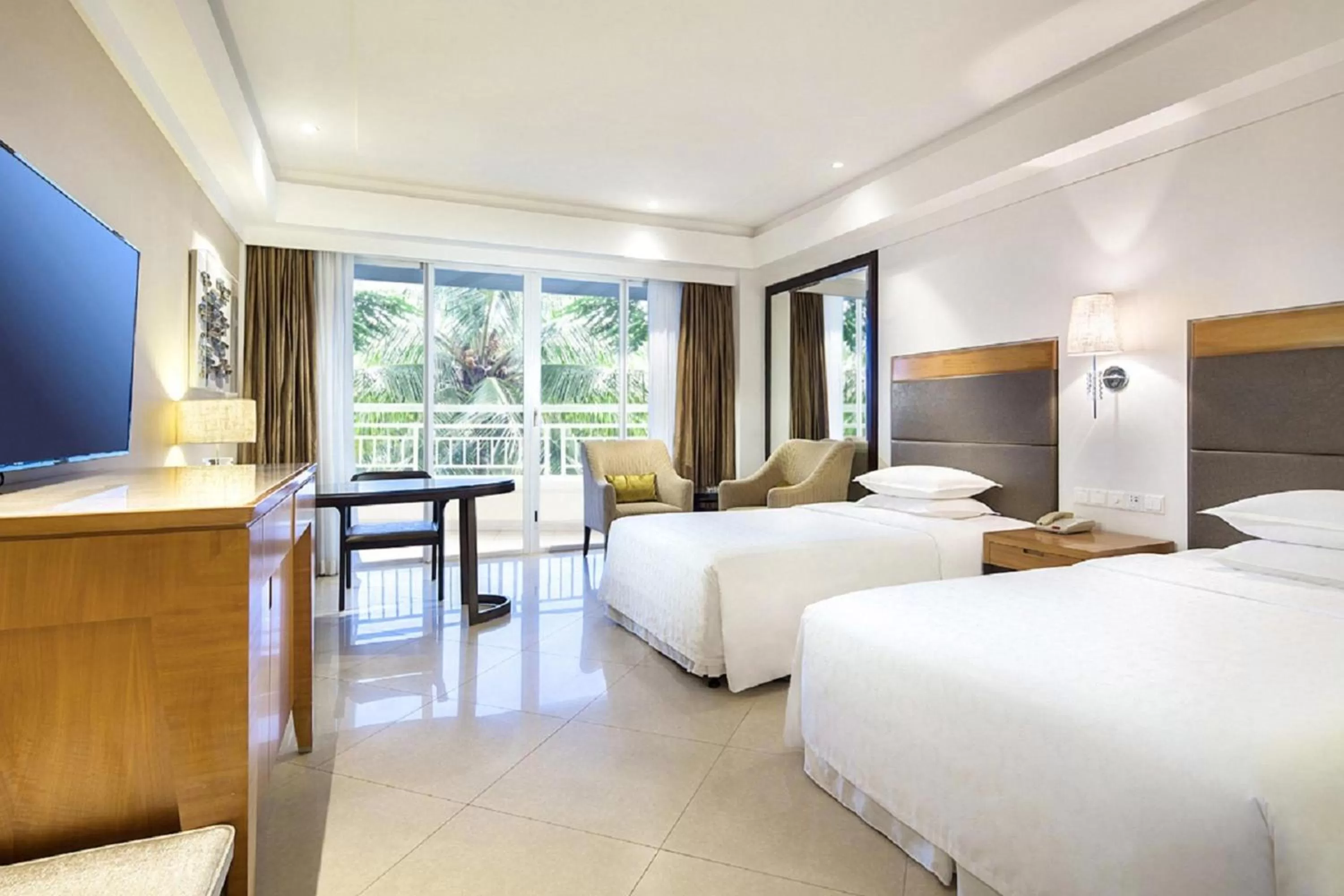 Photo of the whole room, Bed in Sheraton Haikou Hotel