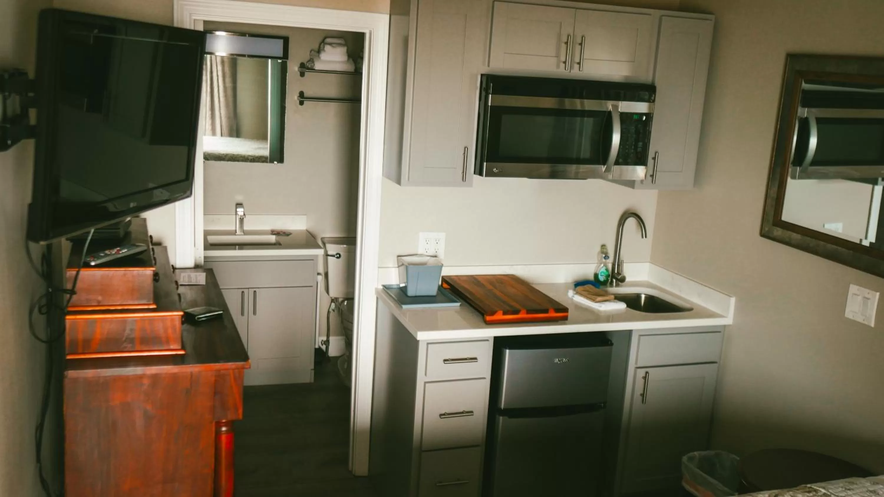 Kitchen/Kitchenette in The Atlantic Motel