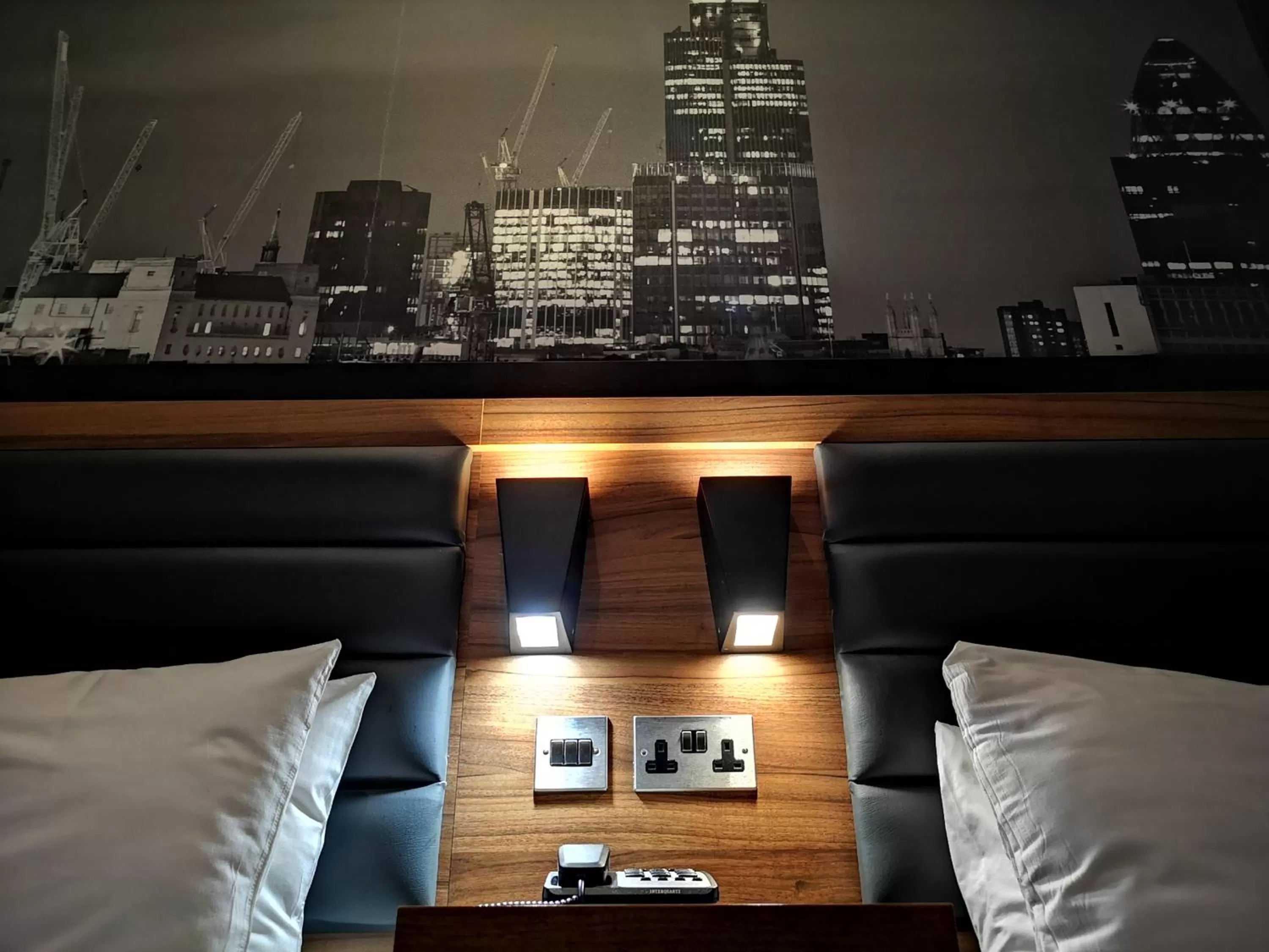 Bedroom, Bed in London Court Hotel