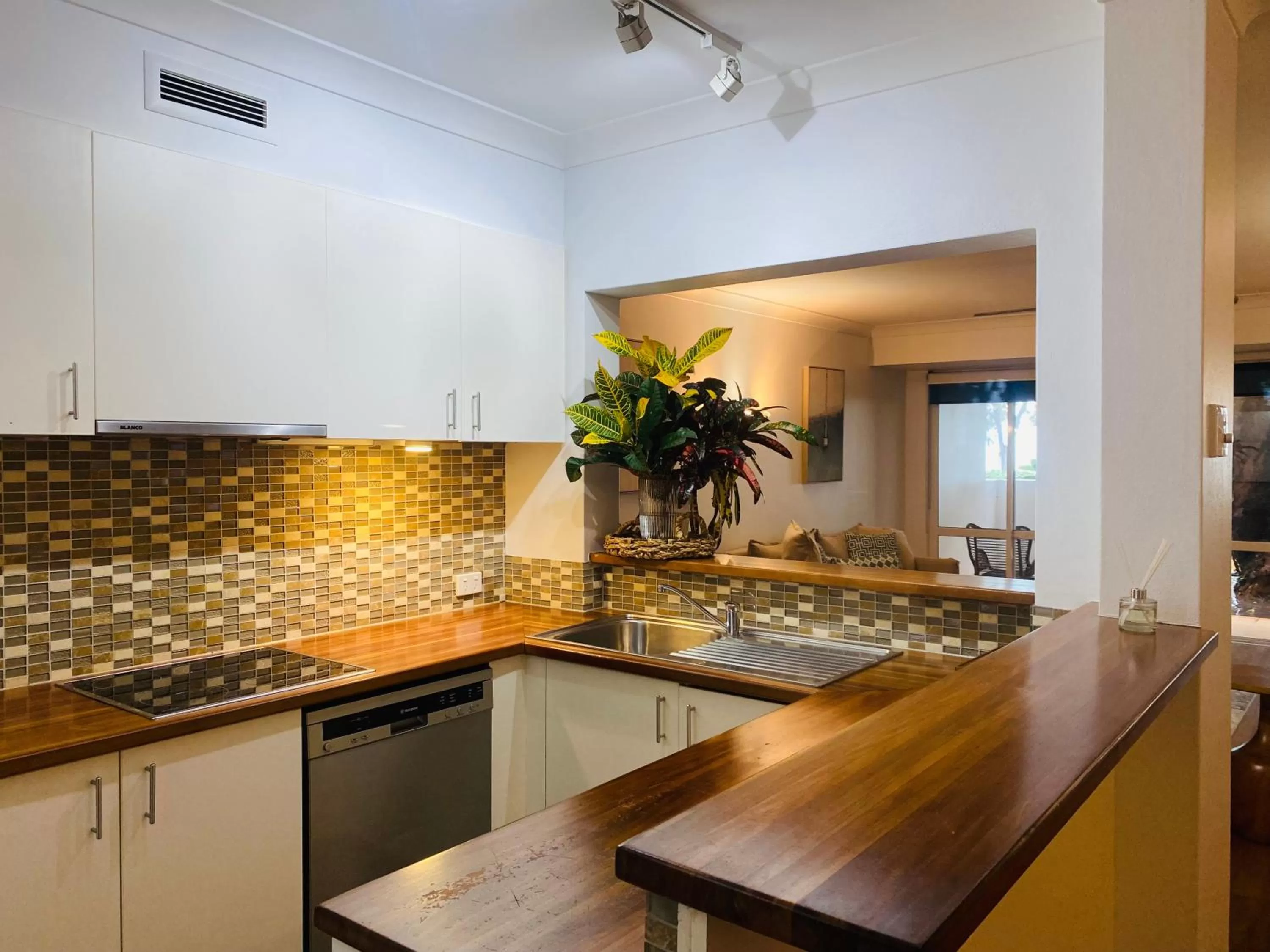 Kitchen or kitchenette in BeachView Apartments at Villa Paradiso