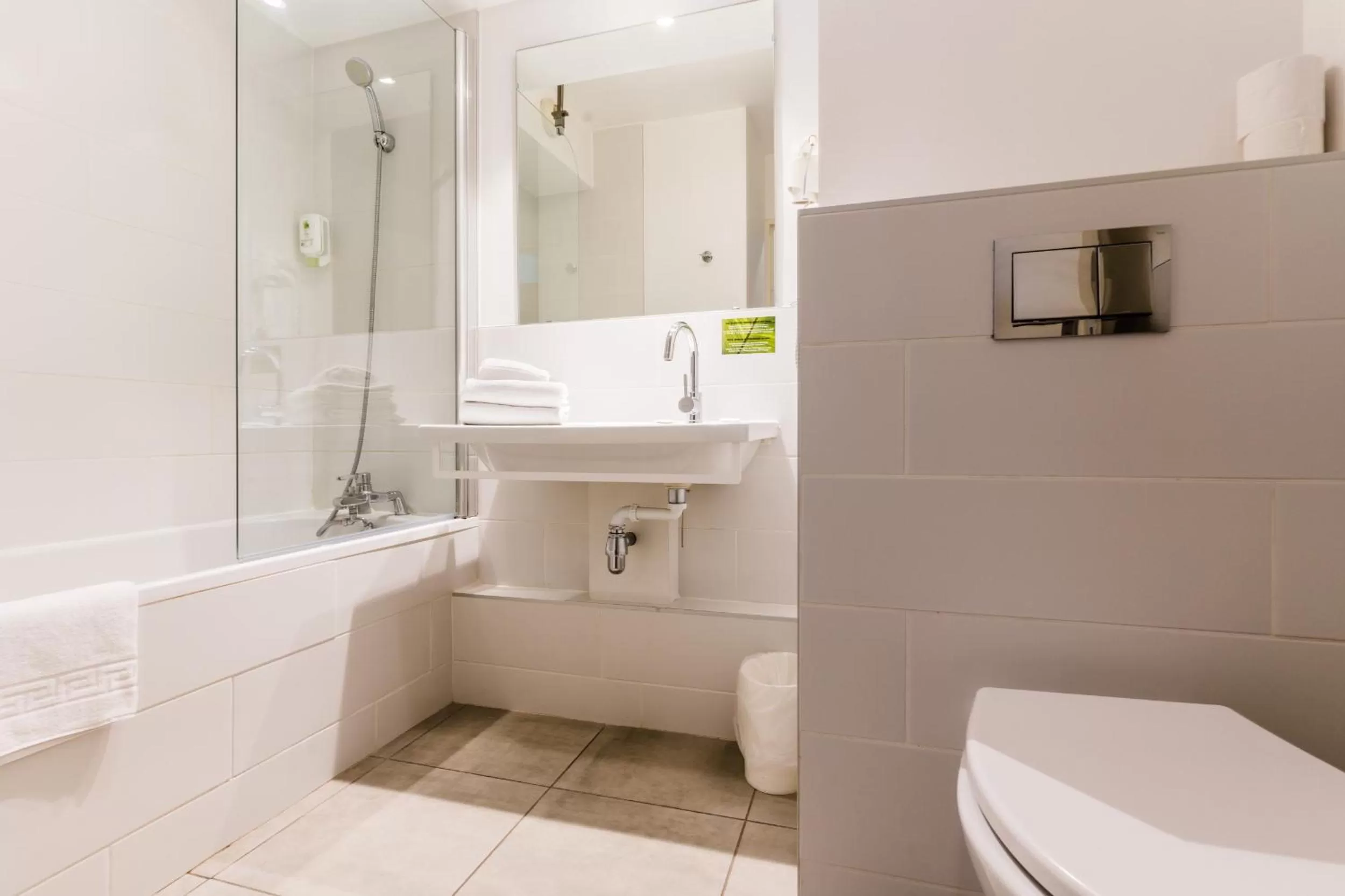 Bathroom in Appart'hotel Victoria Garden Pau