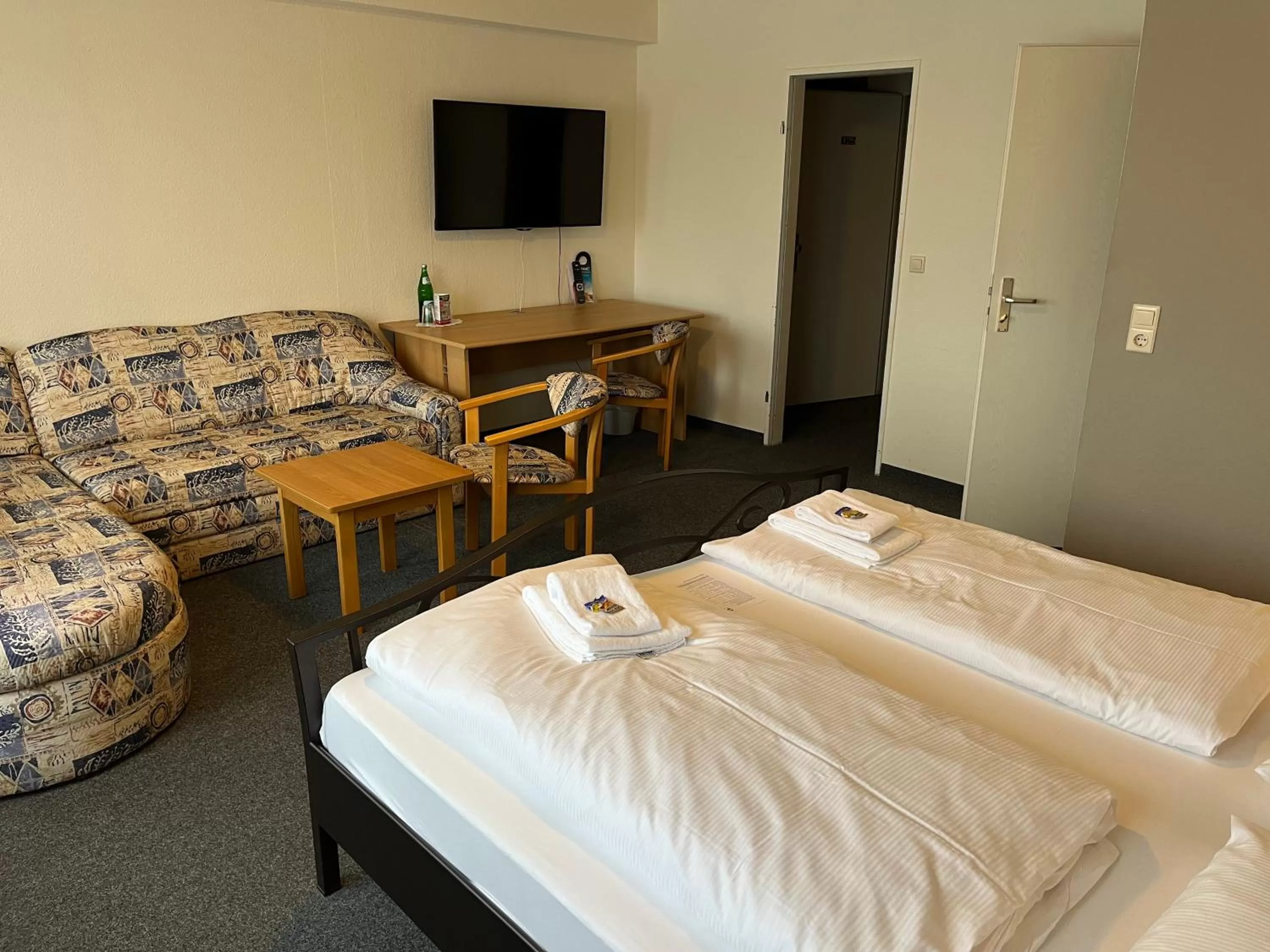 Photo of the whole room, Bed in astral'Inn Leipzig Hotel & Restaurant