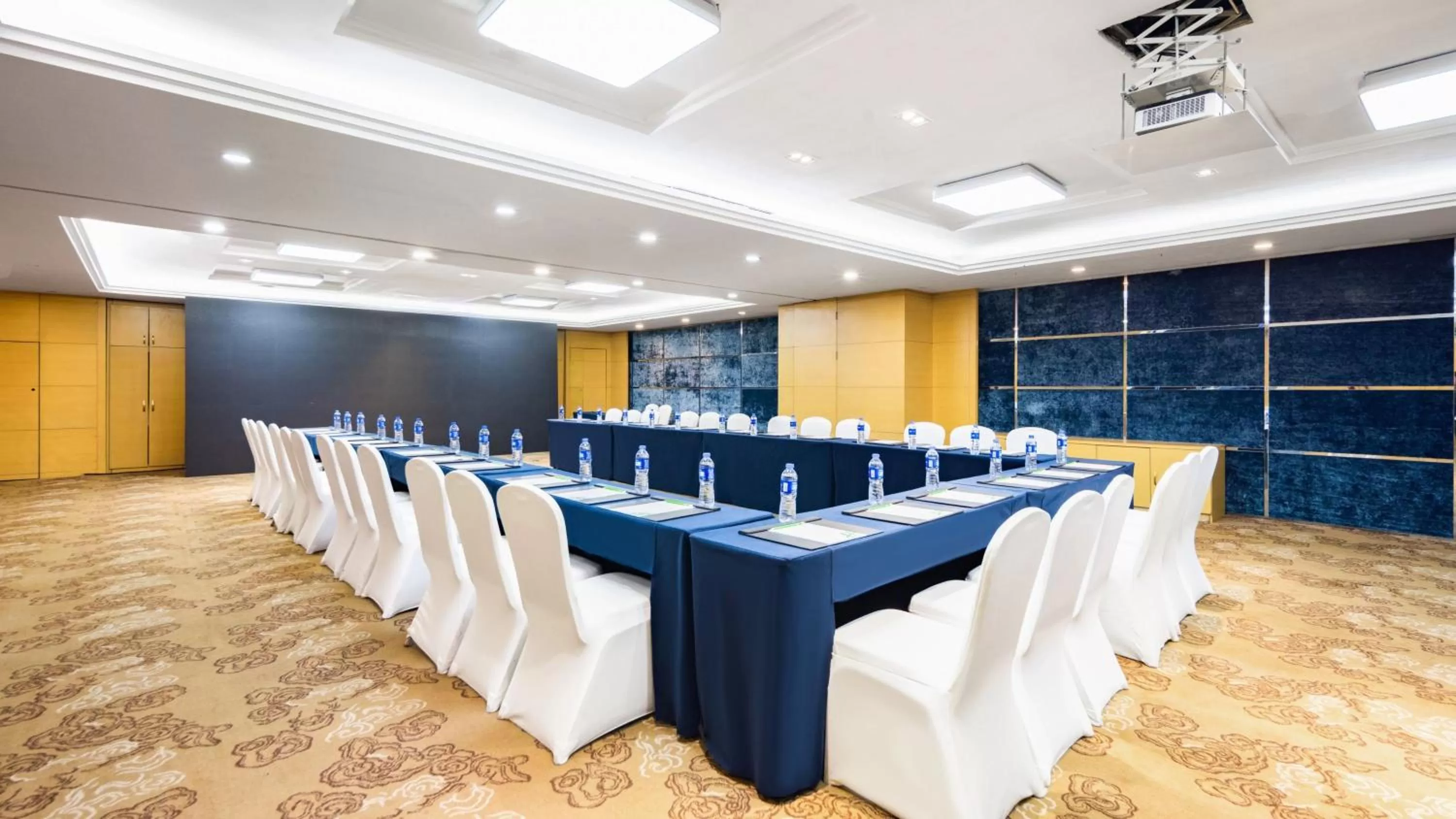 Meeting/conference room in Holiday Inn Shijiazhuang Central by IHG