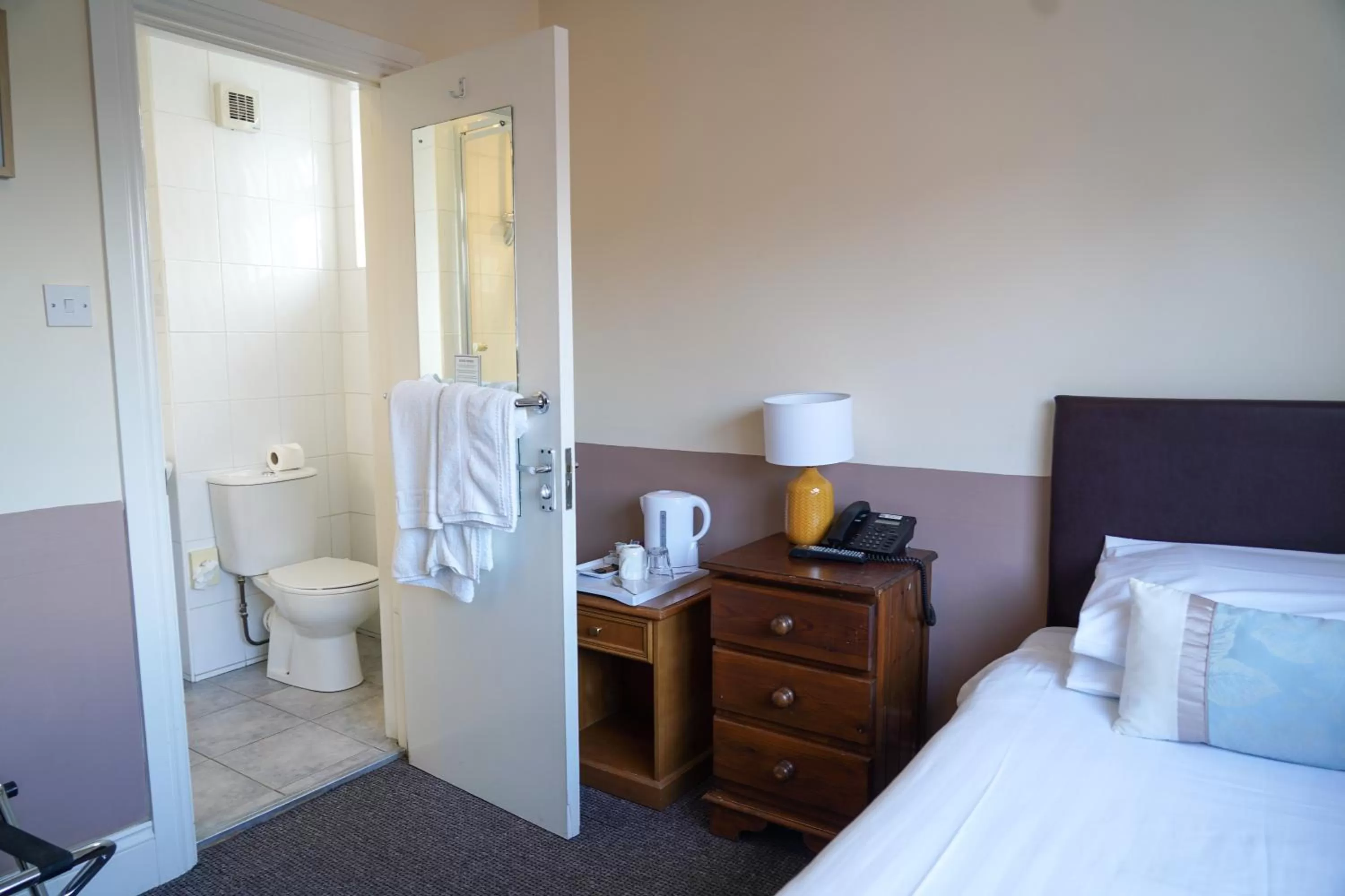 Bathroom, Bed in The Royal Hotel