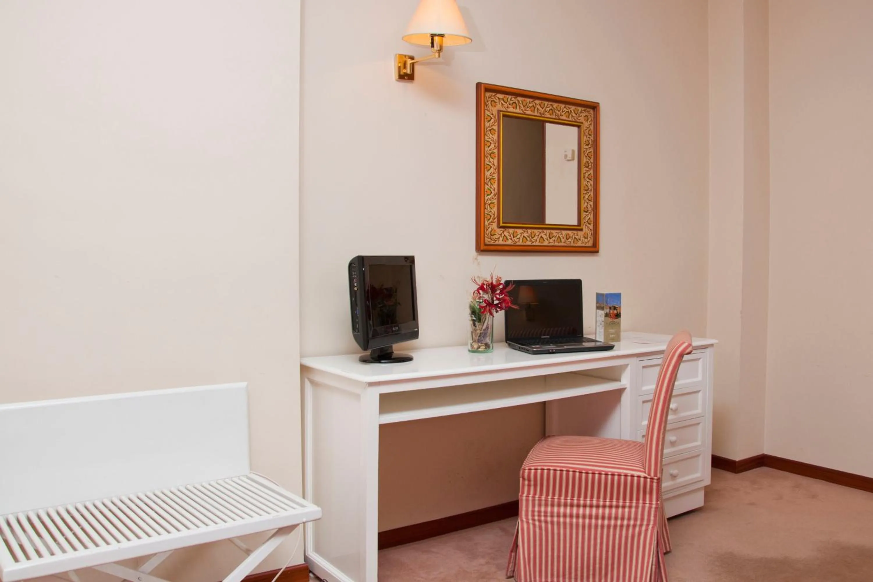 TV and multimedia, TV/Entertainment Center in Tudanca Benavente