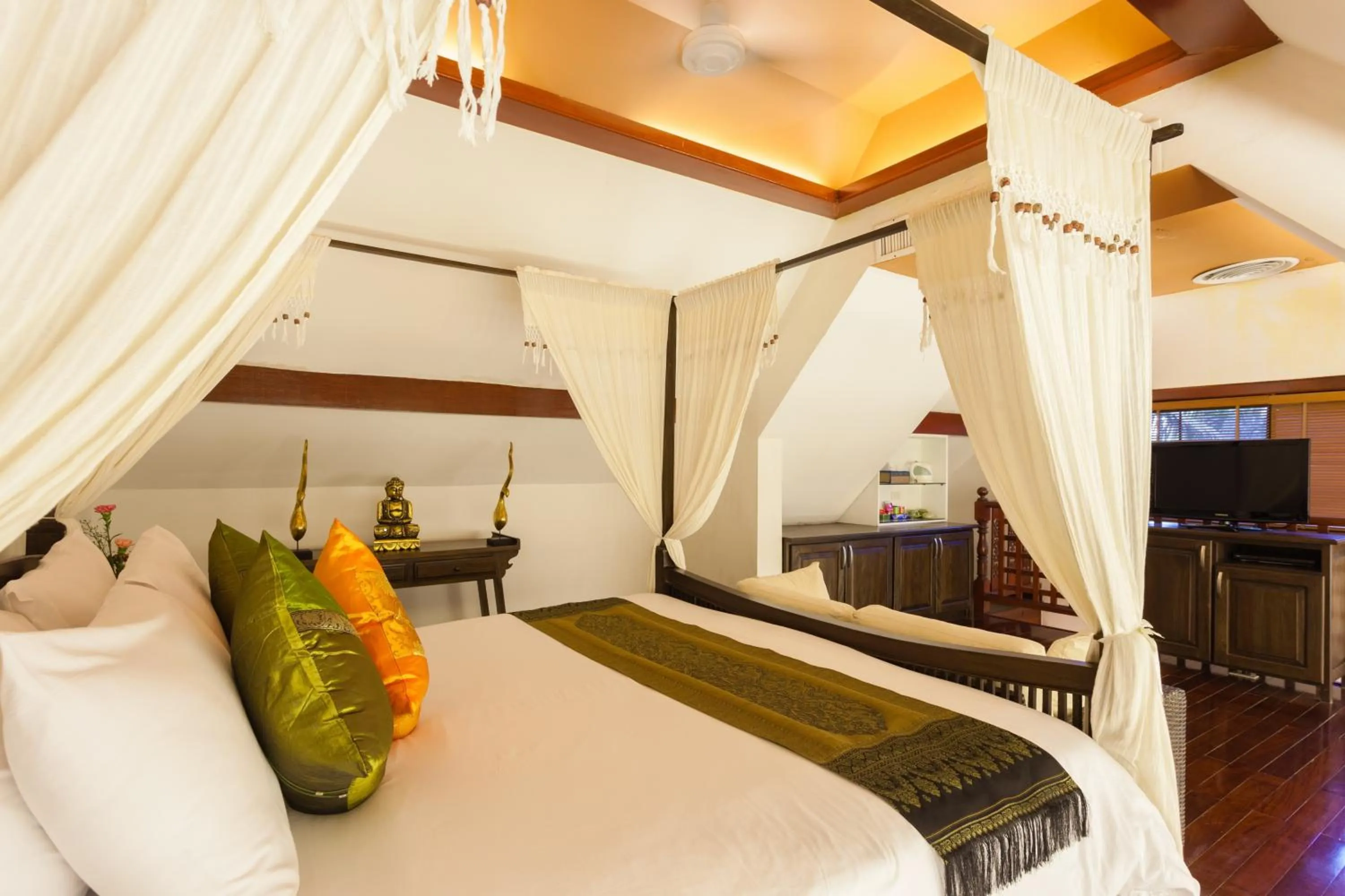 Bed in Royal Phawadee Village Patong - 2 Minutes walk to the beach