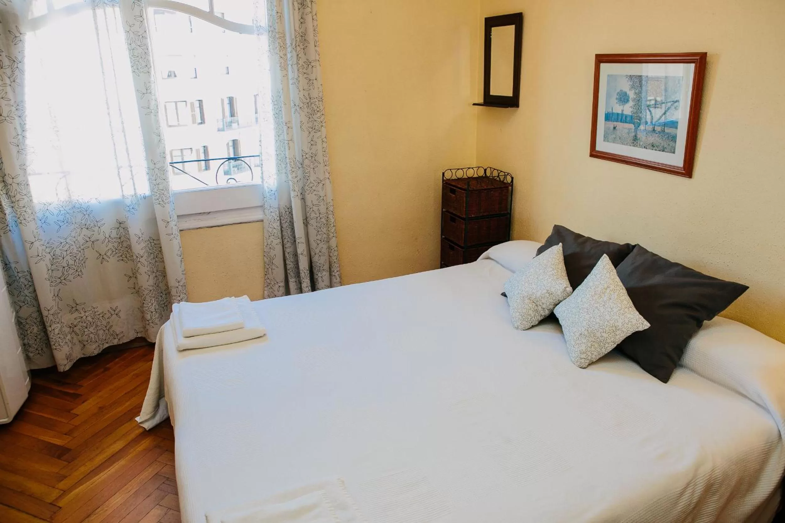 Day, Bed in Ally's Bed&Breakfast,