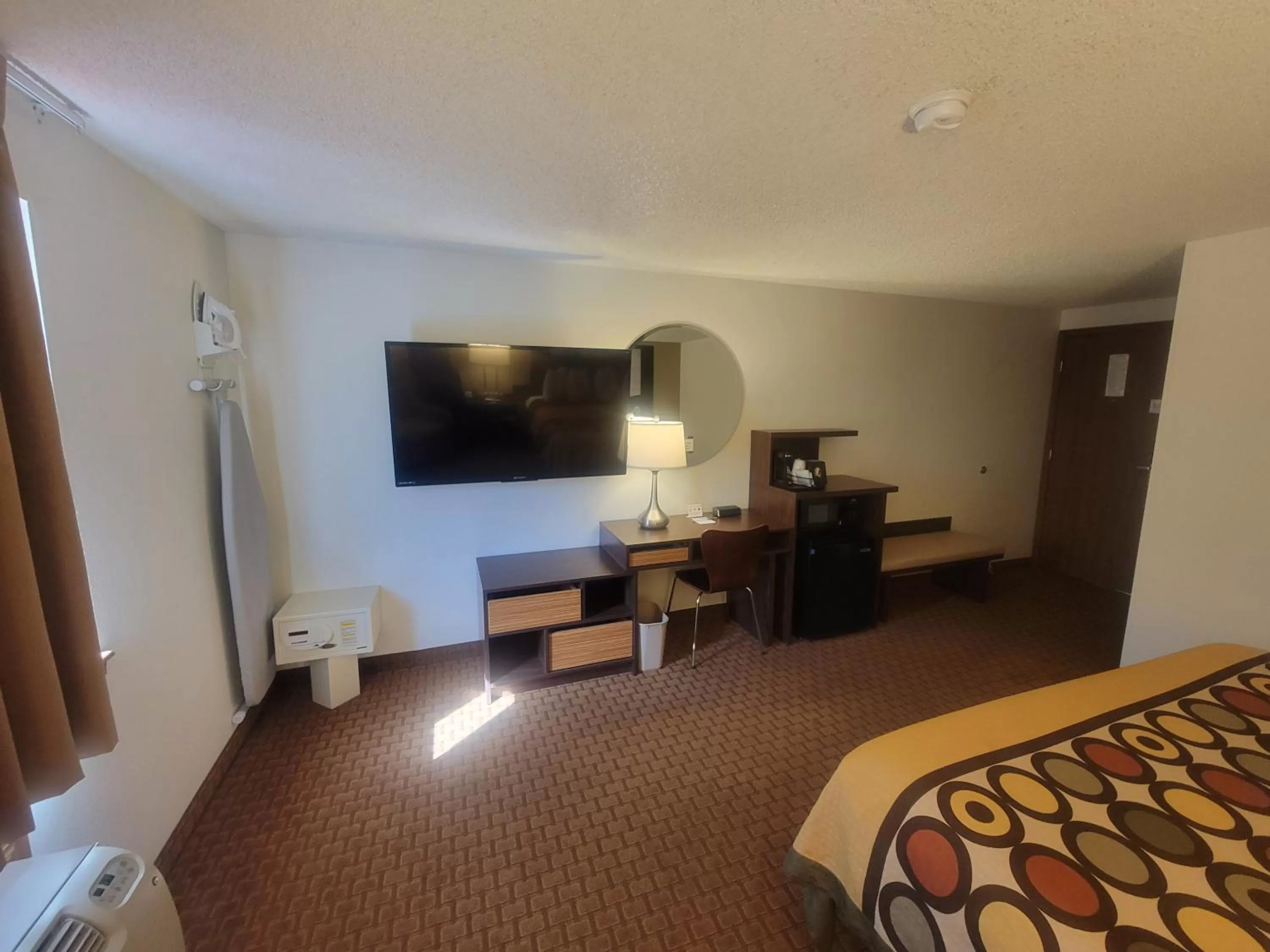 Living room, Bed in Super 8 by Wyndham Cody