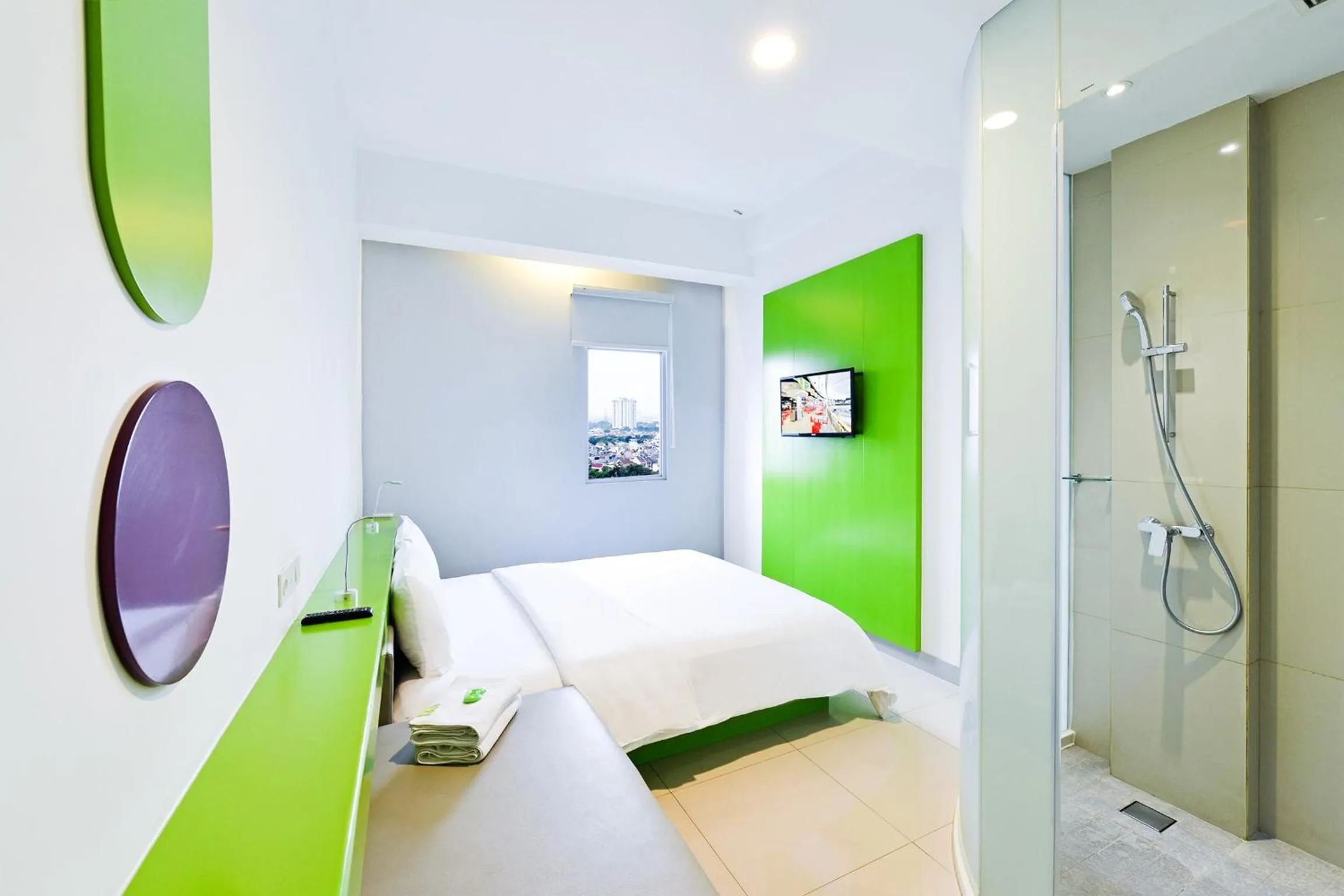 Shower, Bed in POP! Hotel Kelapa Gading