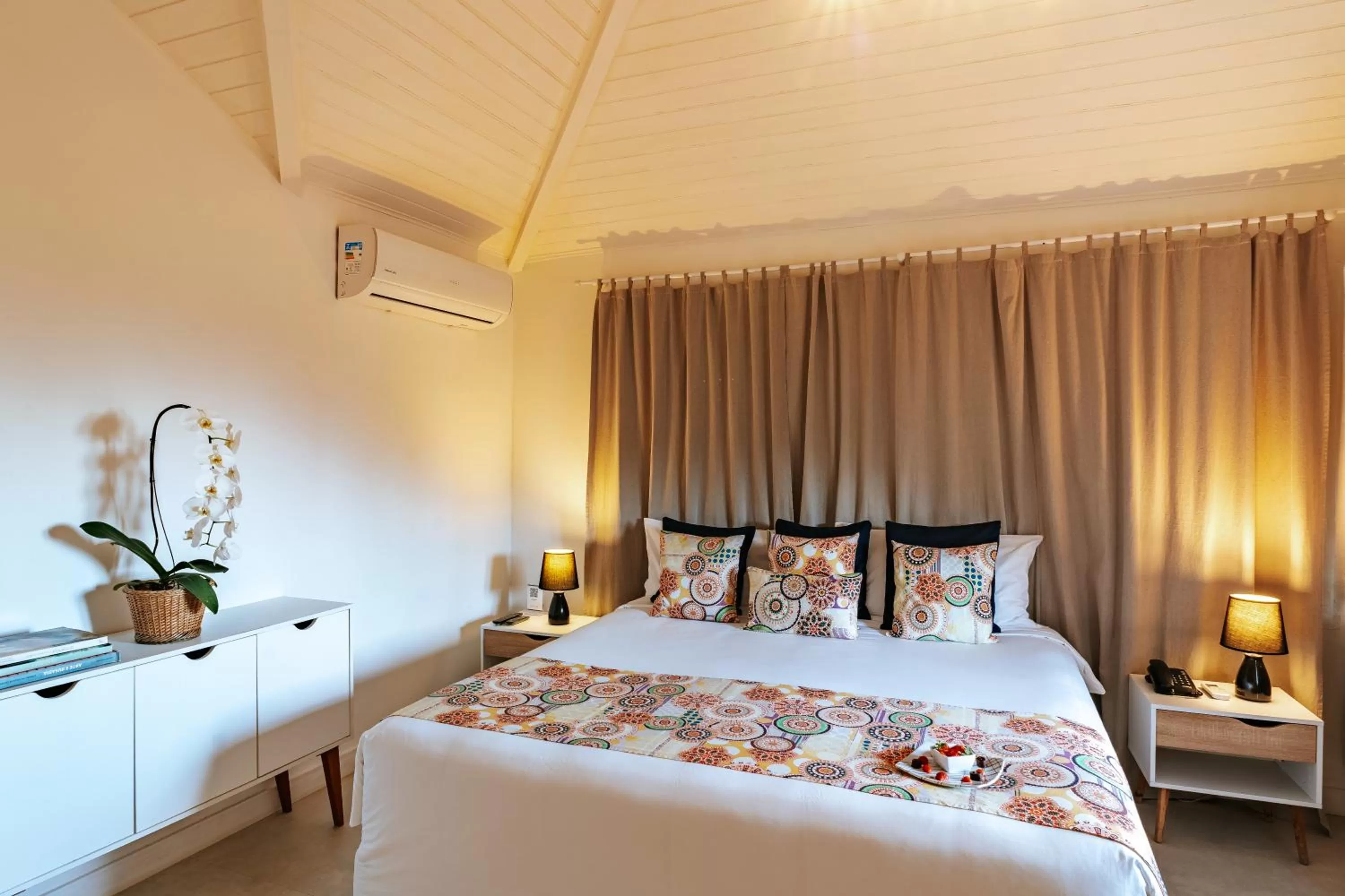 Bed in Jubarte Hotel by Insólito