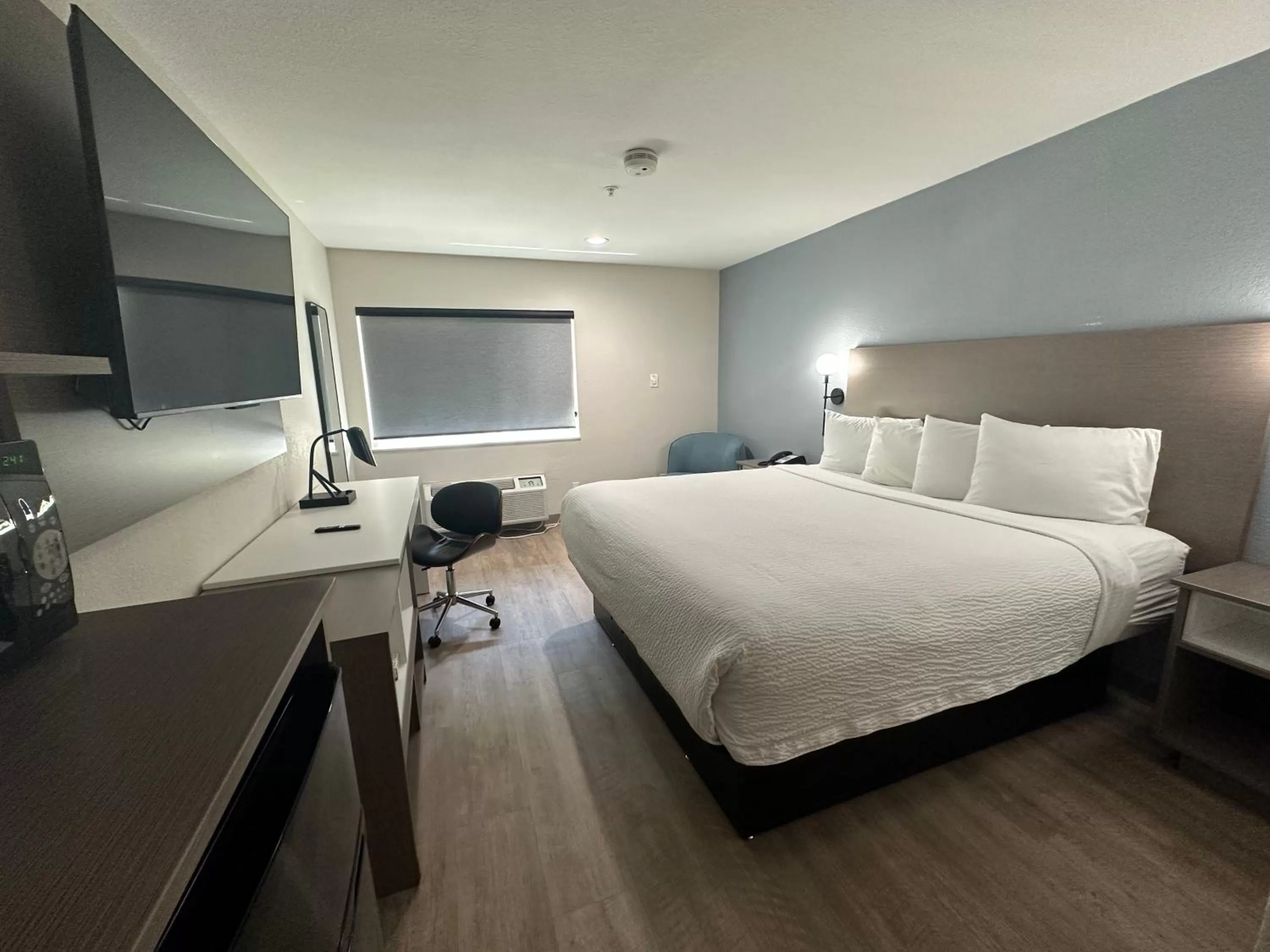 Bed in Days Inn by Wyndham Arlington