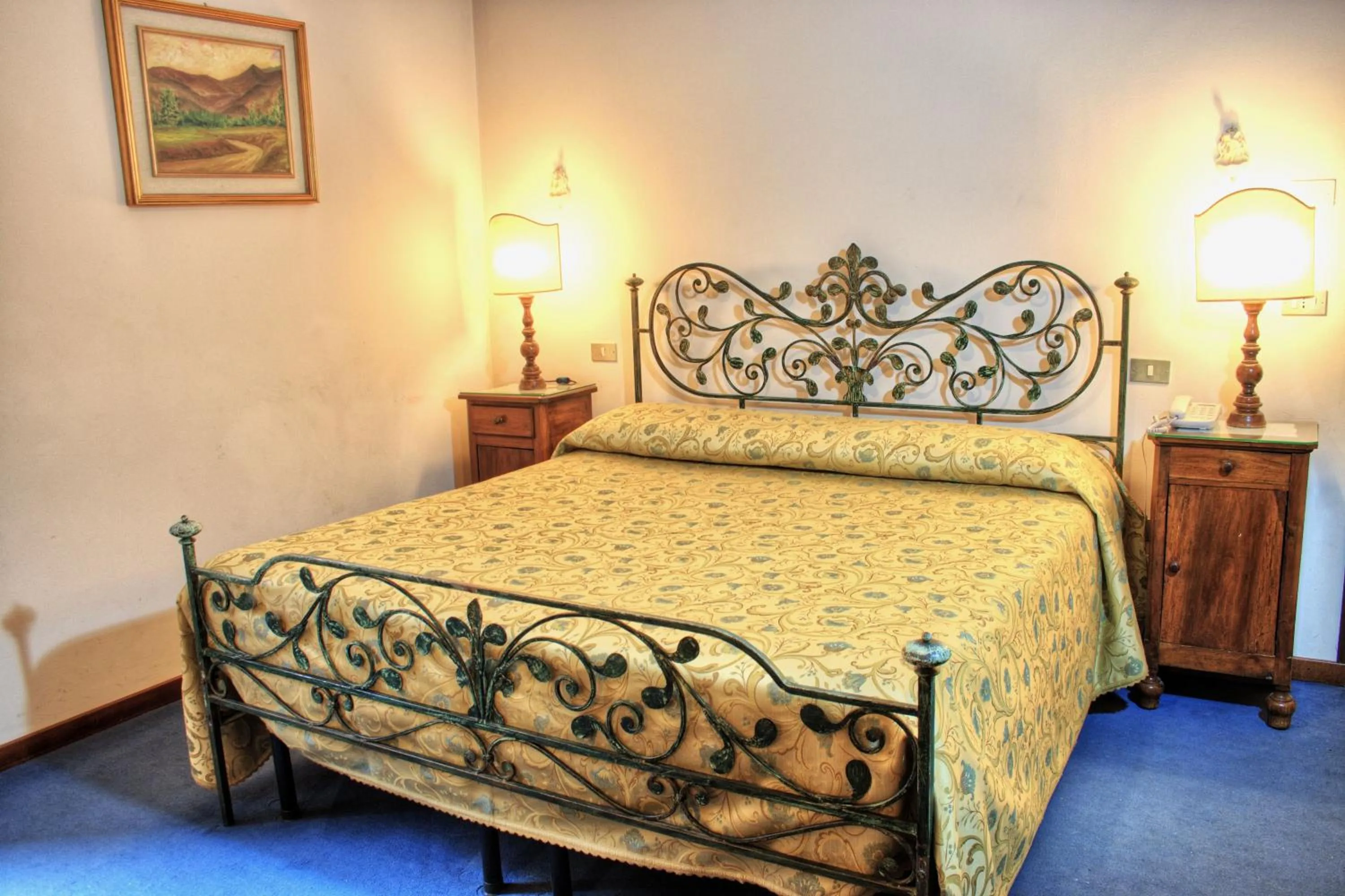 Photo of the whole room, Bed in Hotel Torcolo "Residenze del Cuore"