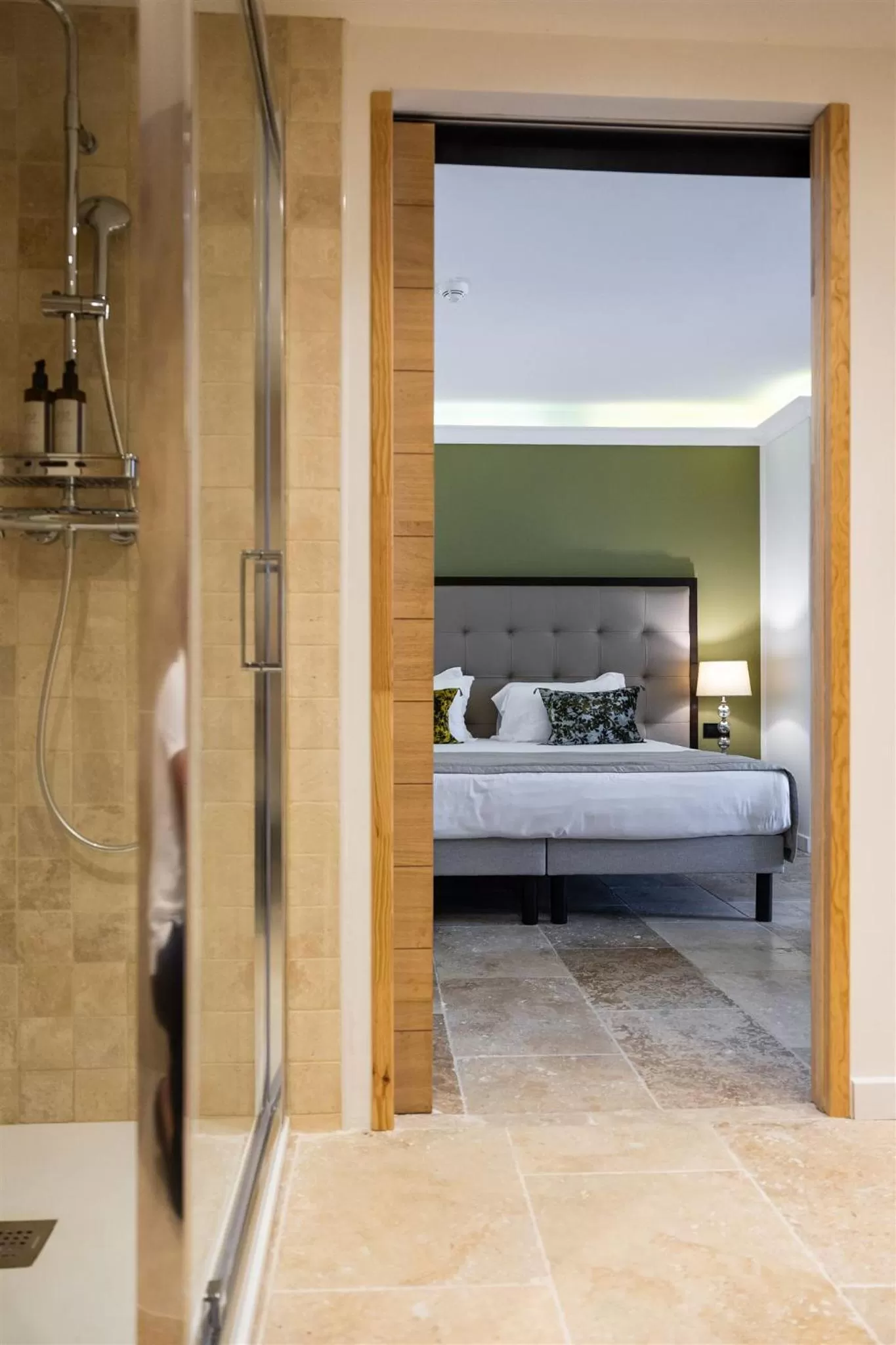 Bathroom, Bed in Hôtel Des Gouverneurs