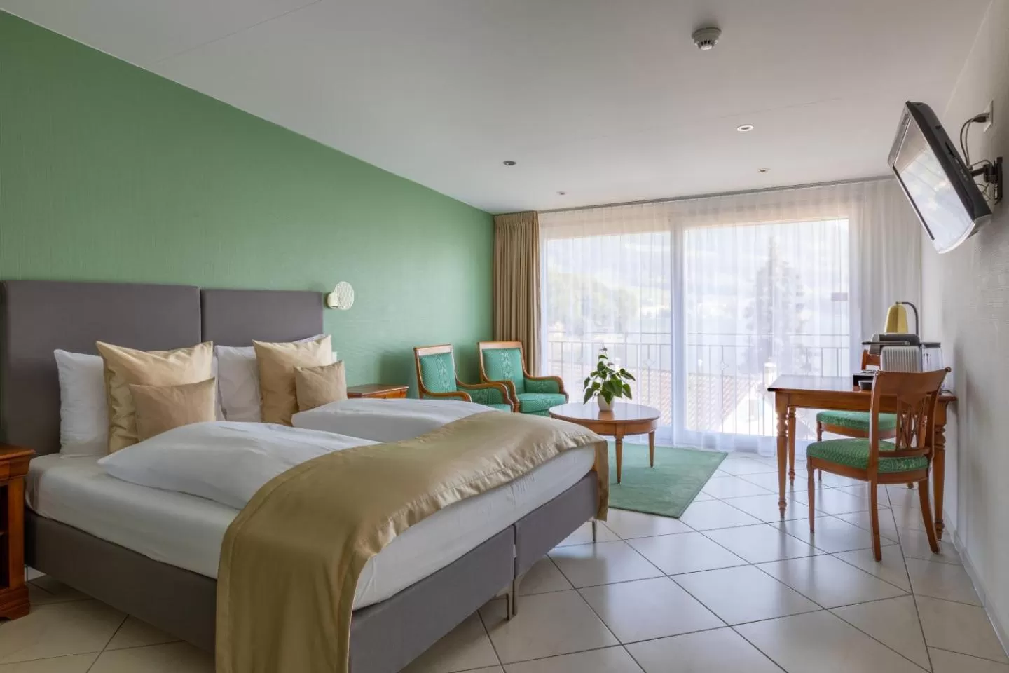 Bed in Swiss-Chalet Merlischachen - Romantik Schloss-Hotel am See