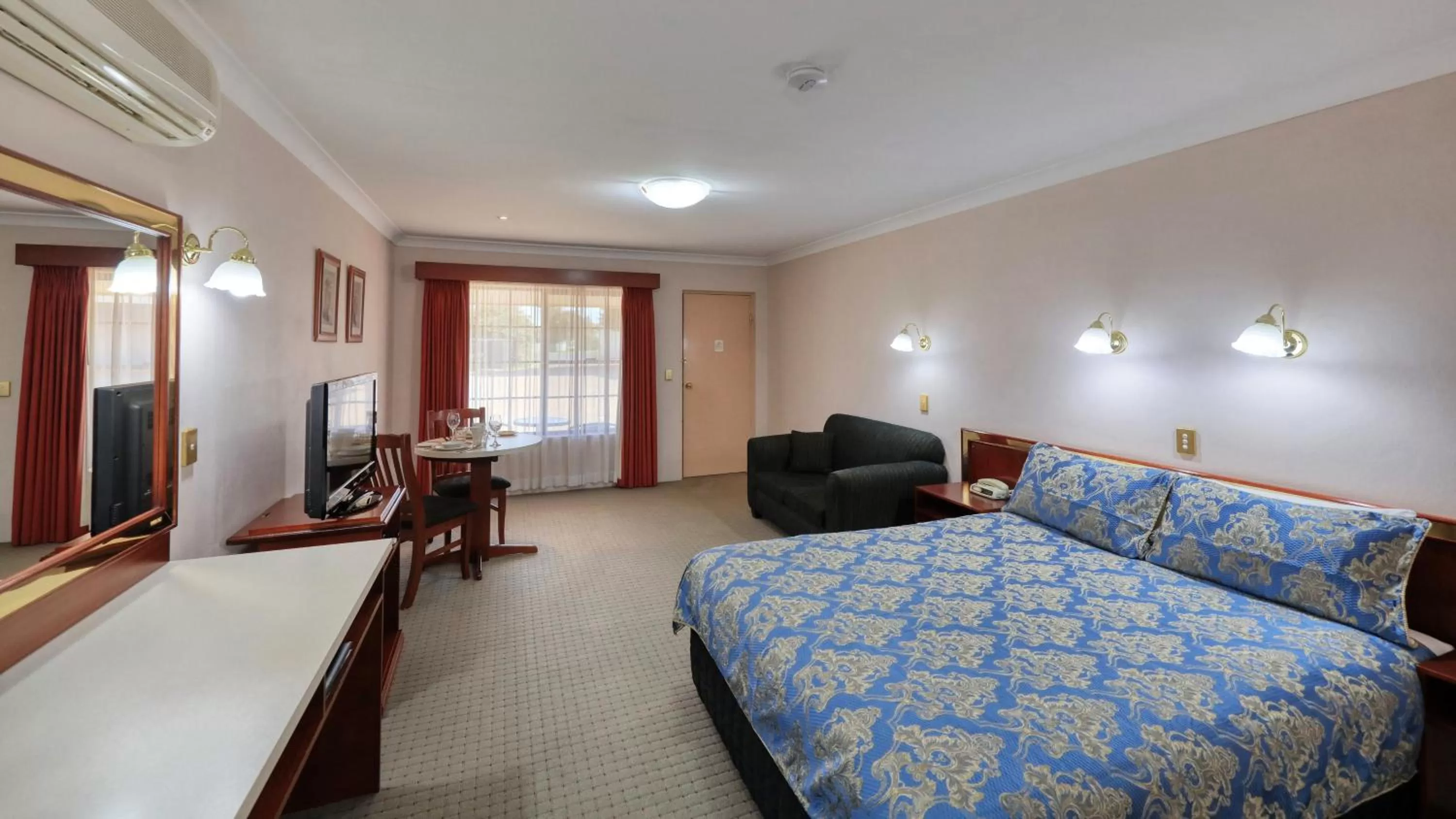 TV and multimedia, Bed in Southern Comfort Motor Inn