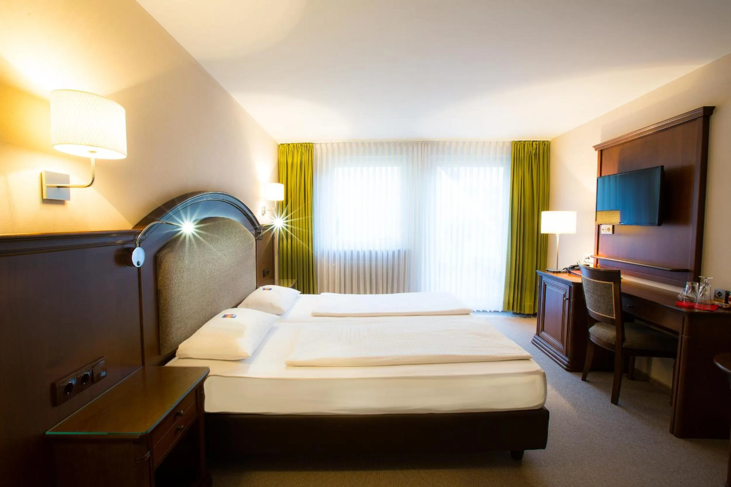 Photo of the whole room, Bed in Burghotel Nürnberg