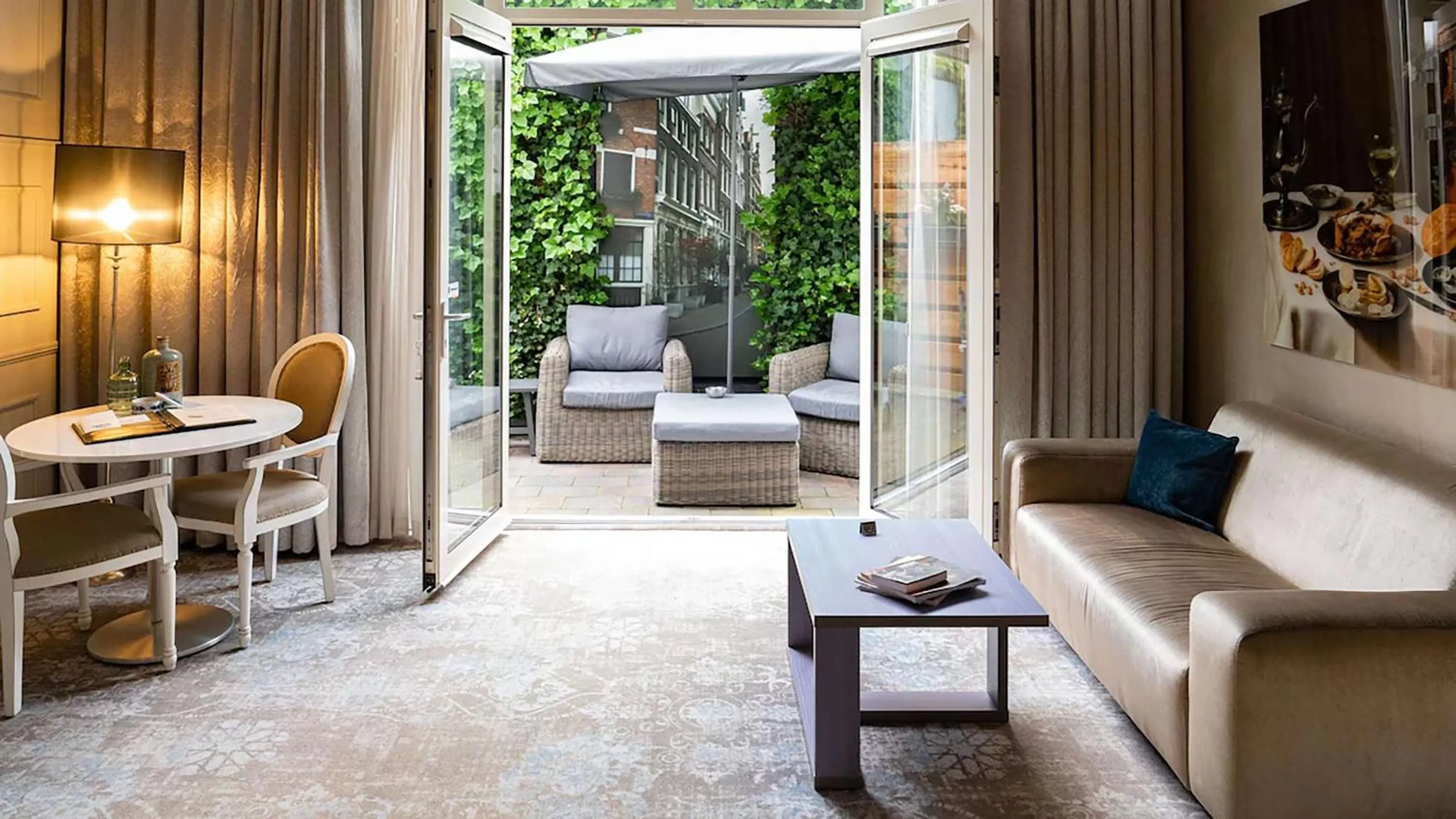 Photo of the whole room, Seating Area in Luxury Suites Amsterdam