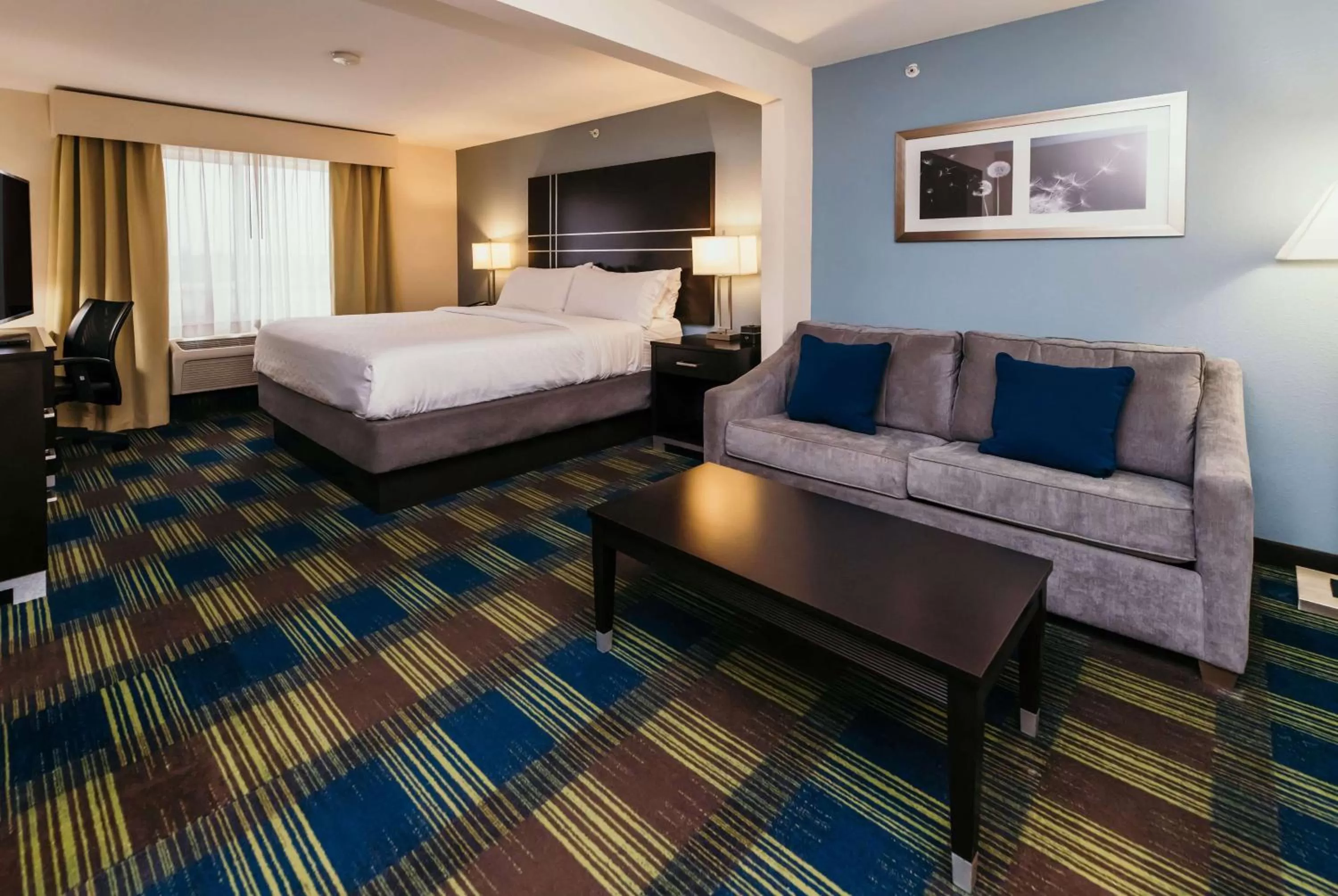 Photo of the whole room, Bed in La Quinta Inn & Suites by Wyndham Ankeny IA - Des Moines IA