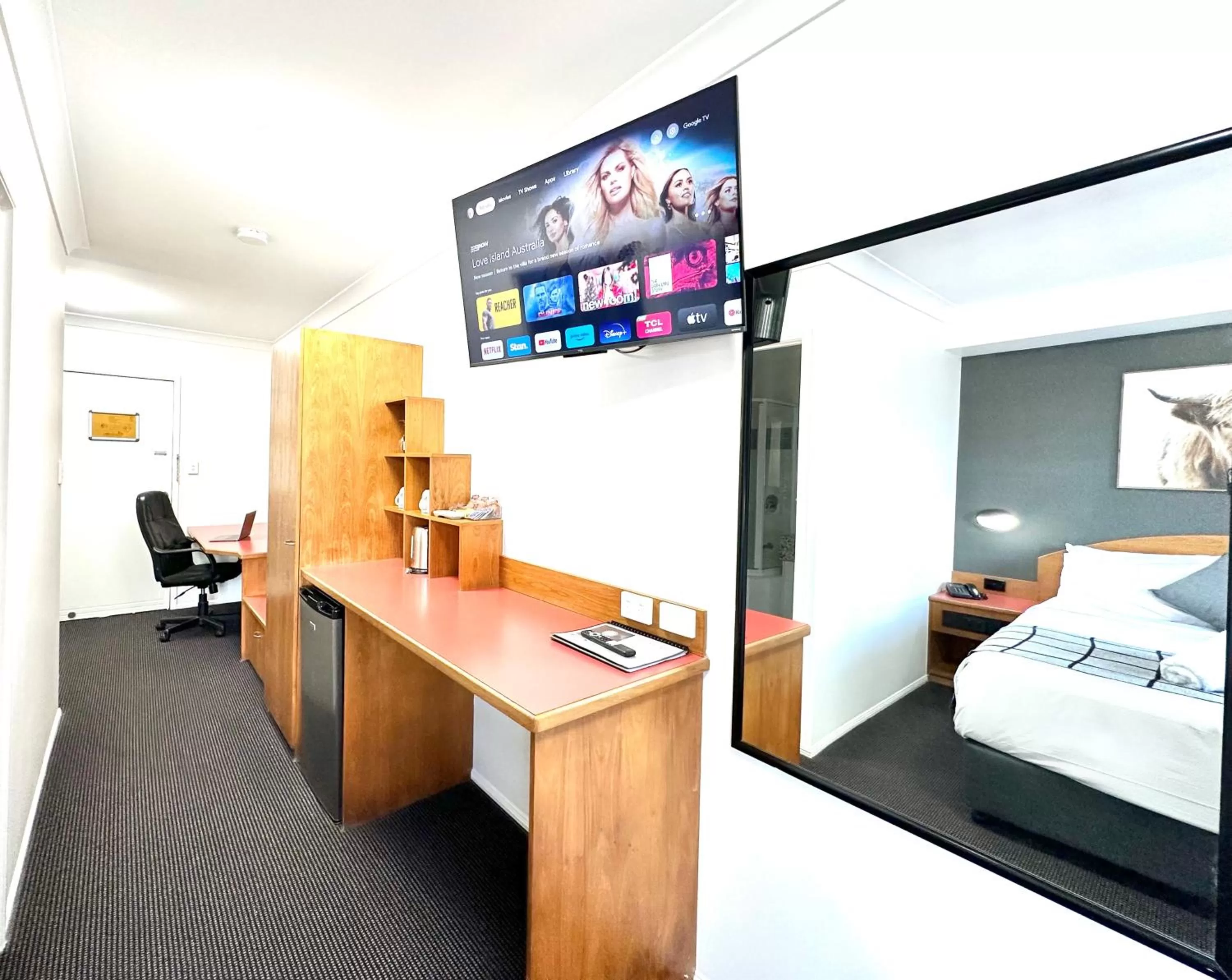 TV and multimedia, Bed in Mackay Resort Motel