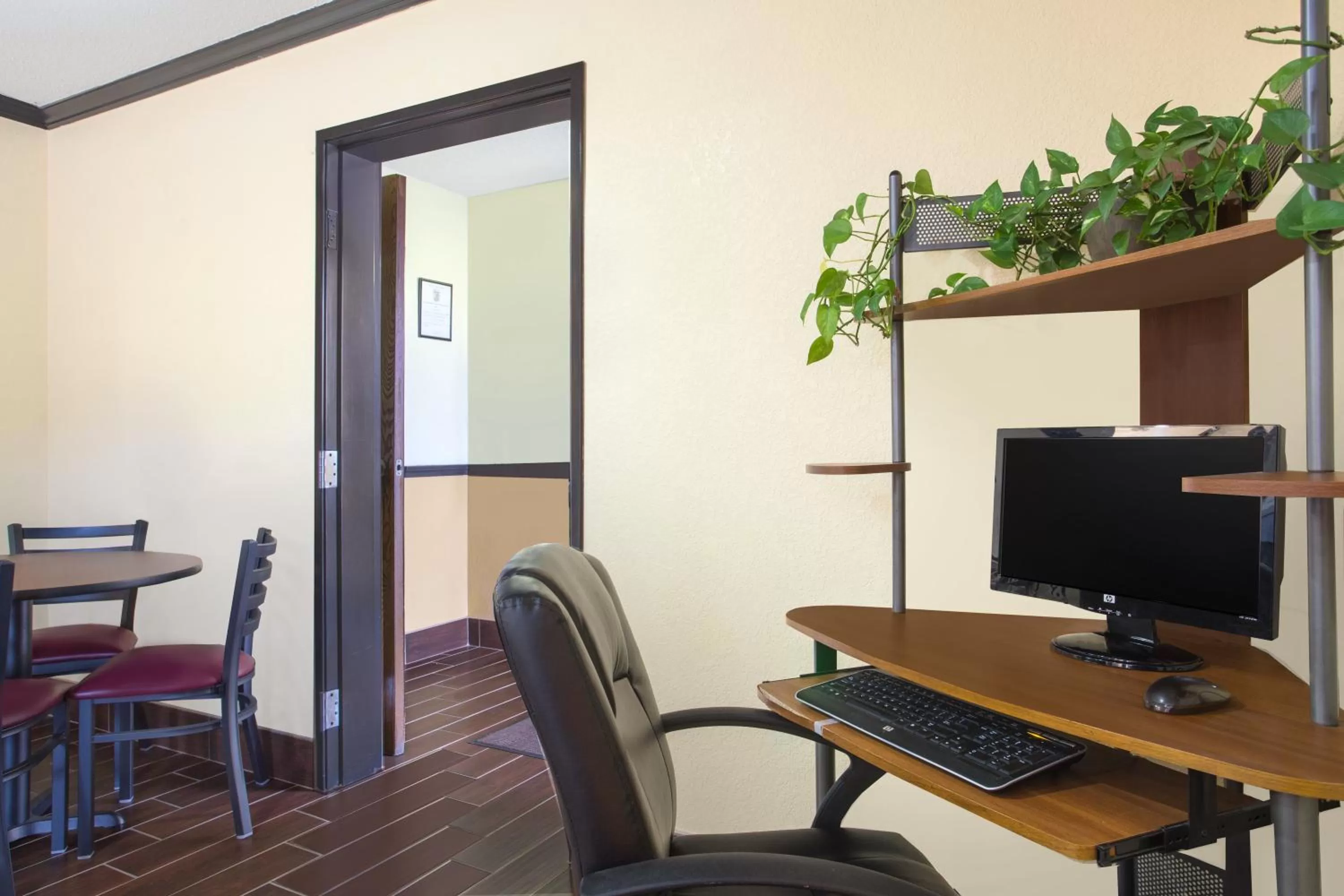 Business facilities in Super 8 by Wyndham Douglas