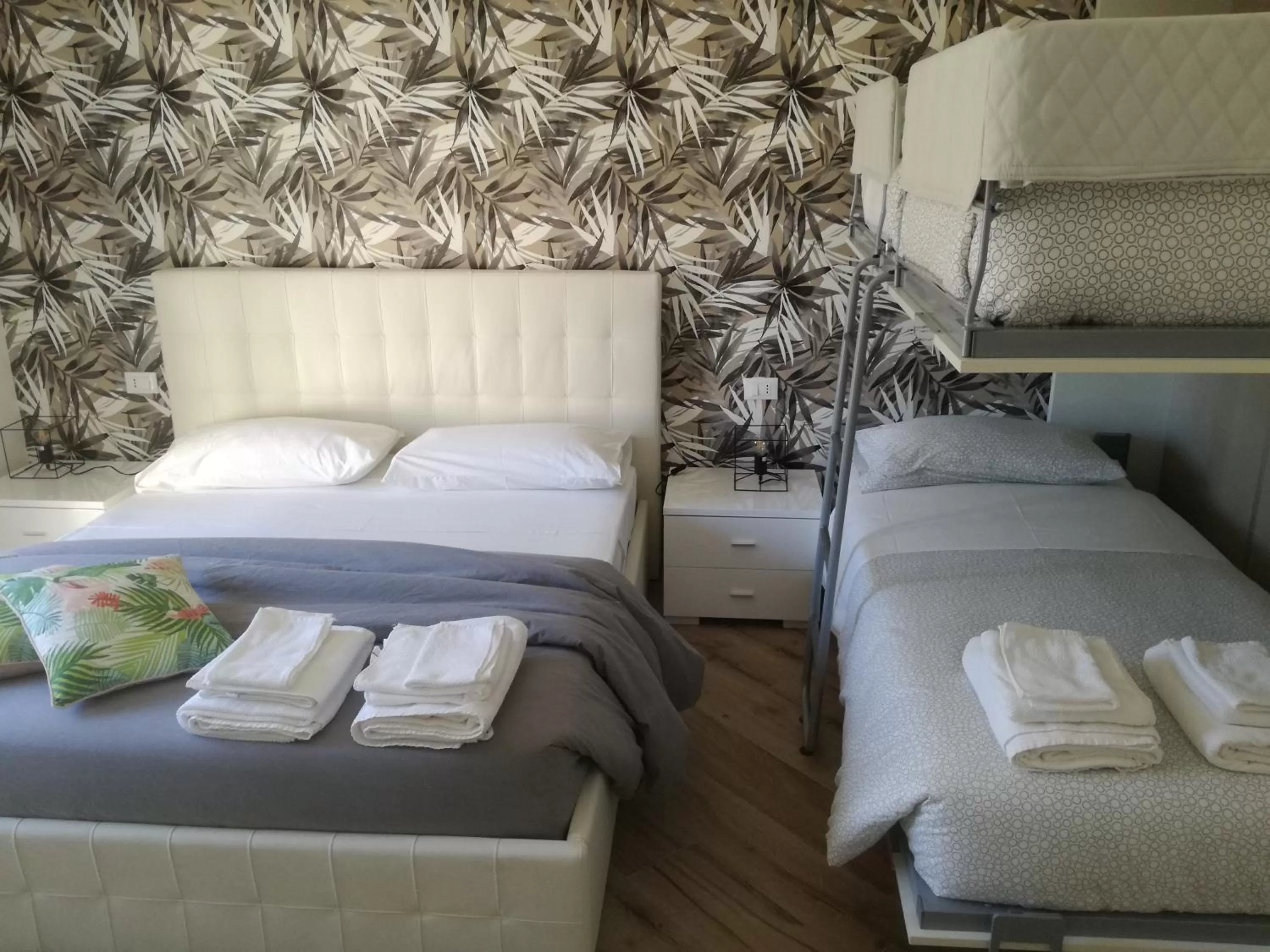 Photo of the whole room, Bed in Appia Garden