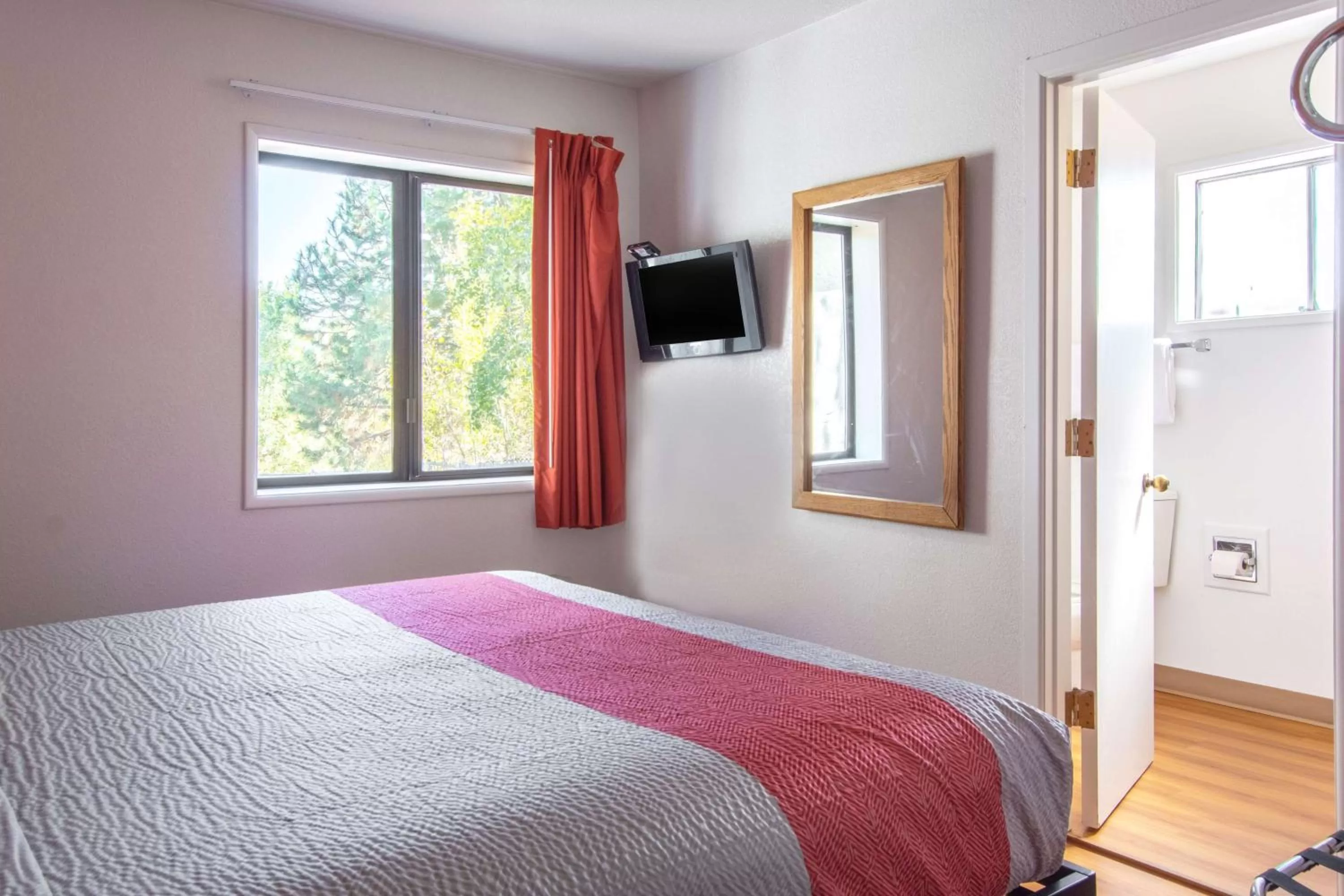 Photo of the whole room, Bed in Motel 6-Madras, OR