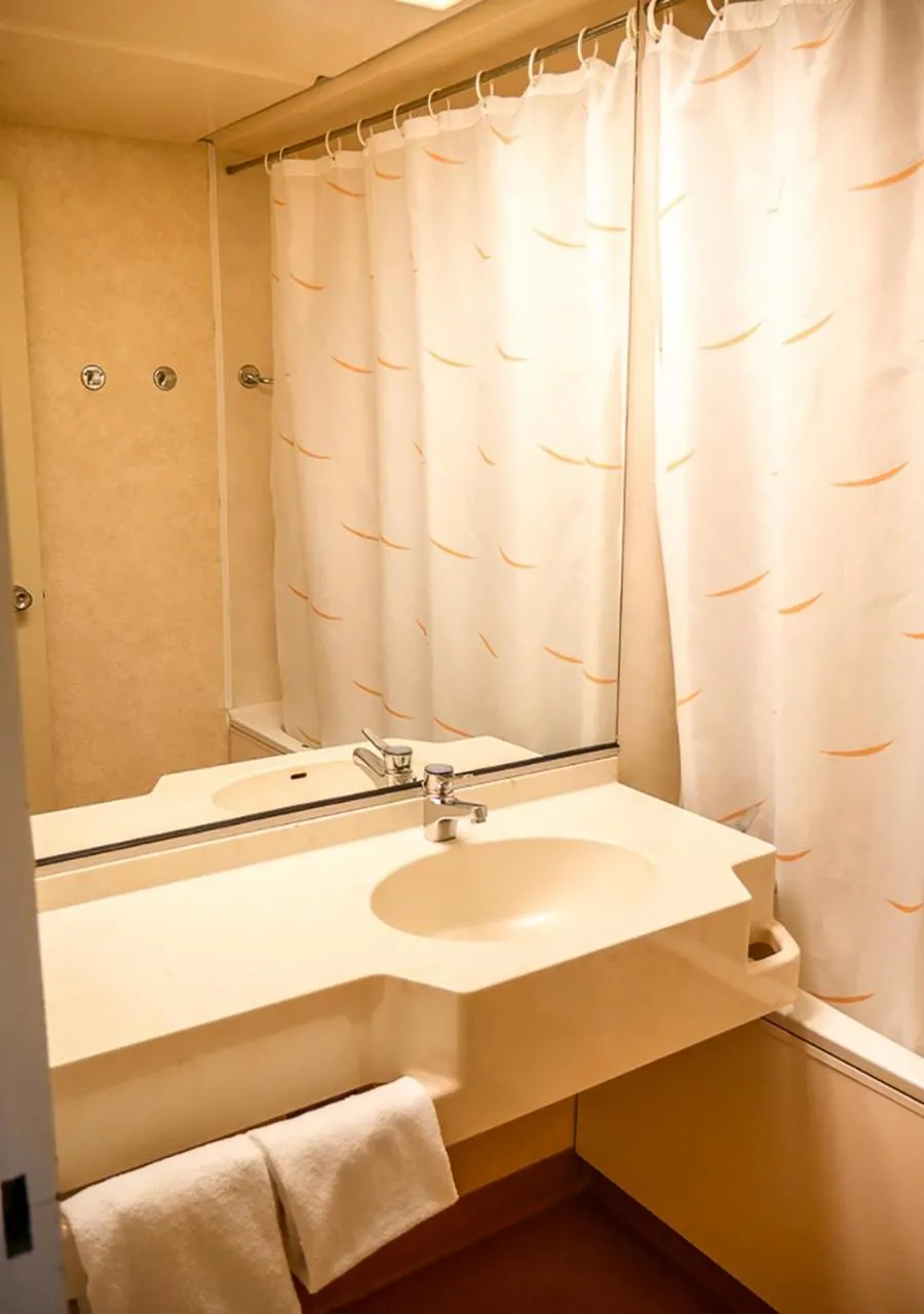 Bathroom in Hôtel des Thermes Les Dômes