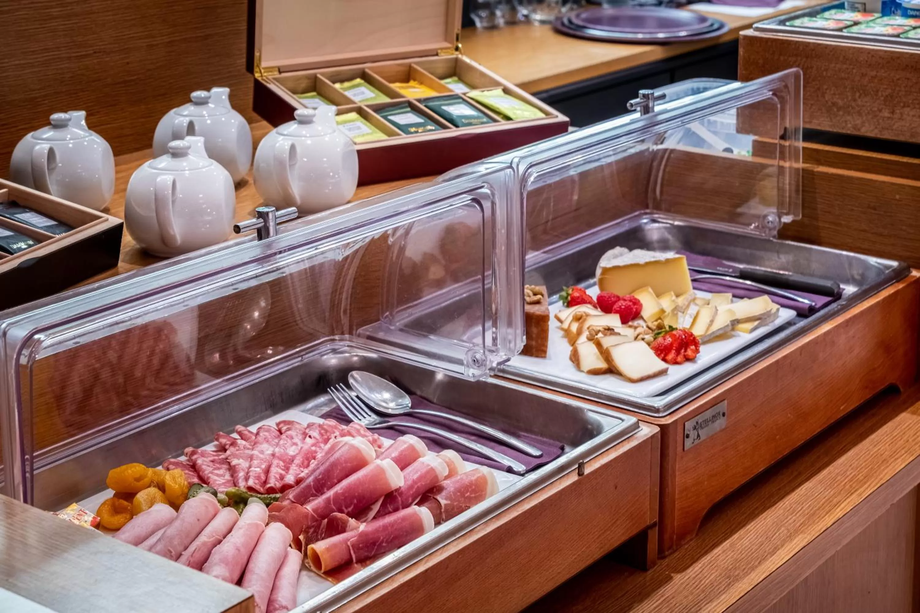 Buffet breakfast in L'Orangerie du Château des Reynats