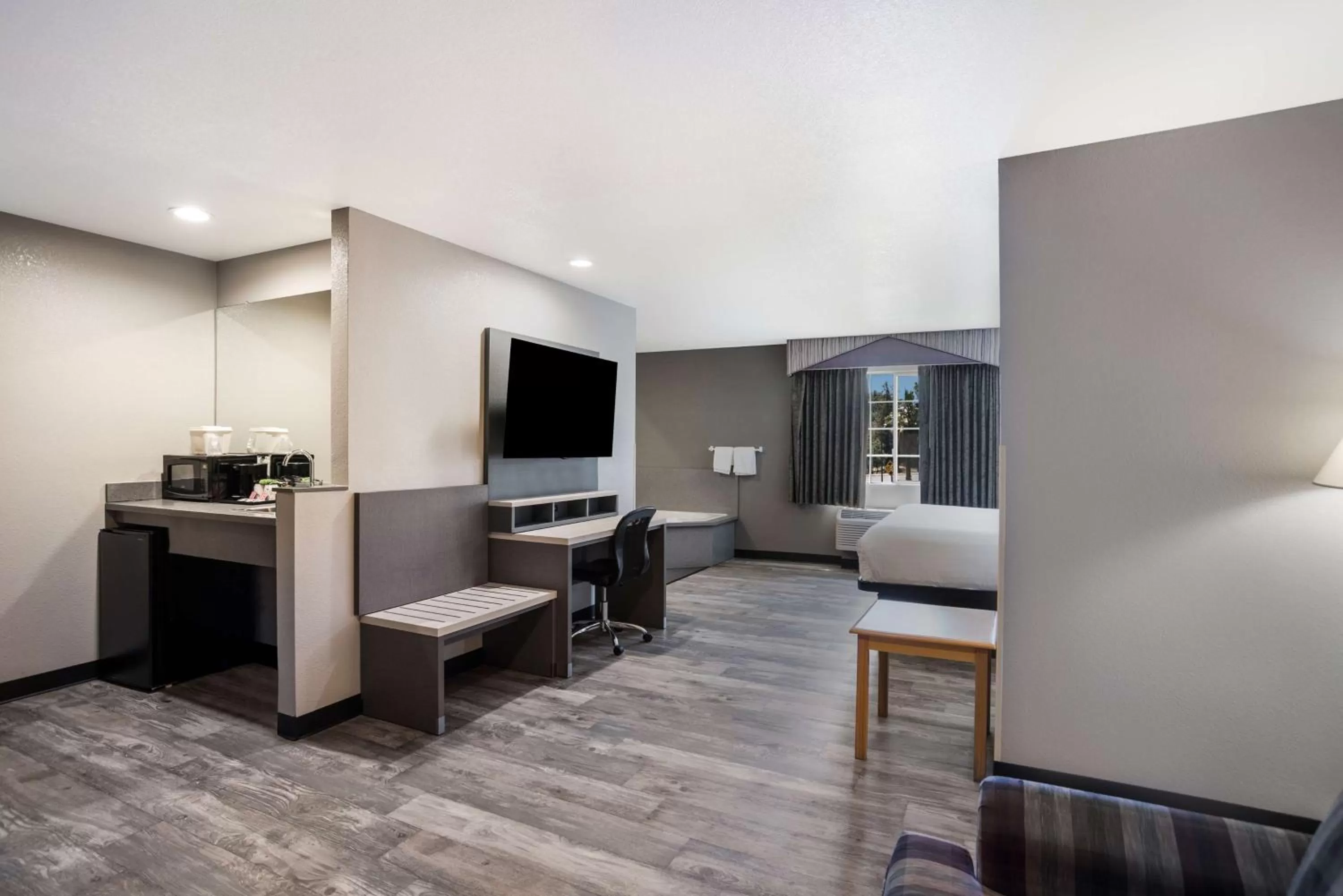 Two Bedroom Suite with Two King Beds and Spa Bath in SureStay Hotel by Best Western Ukiah