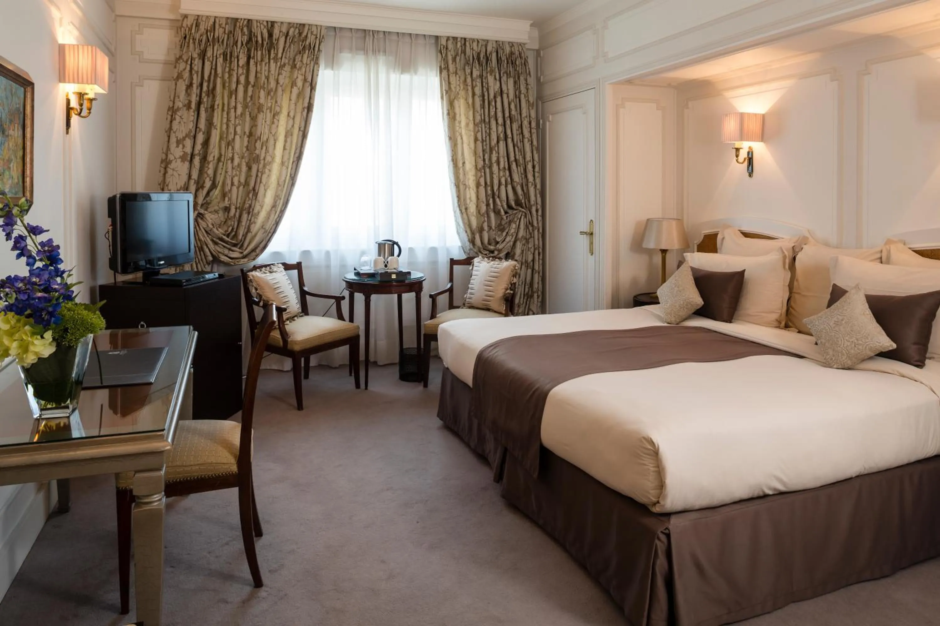 Bedroom, Bed in Majestic Hotel Spa - Champs Elysées