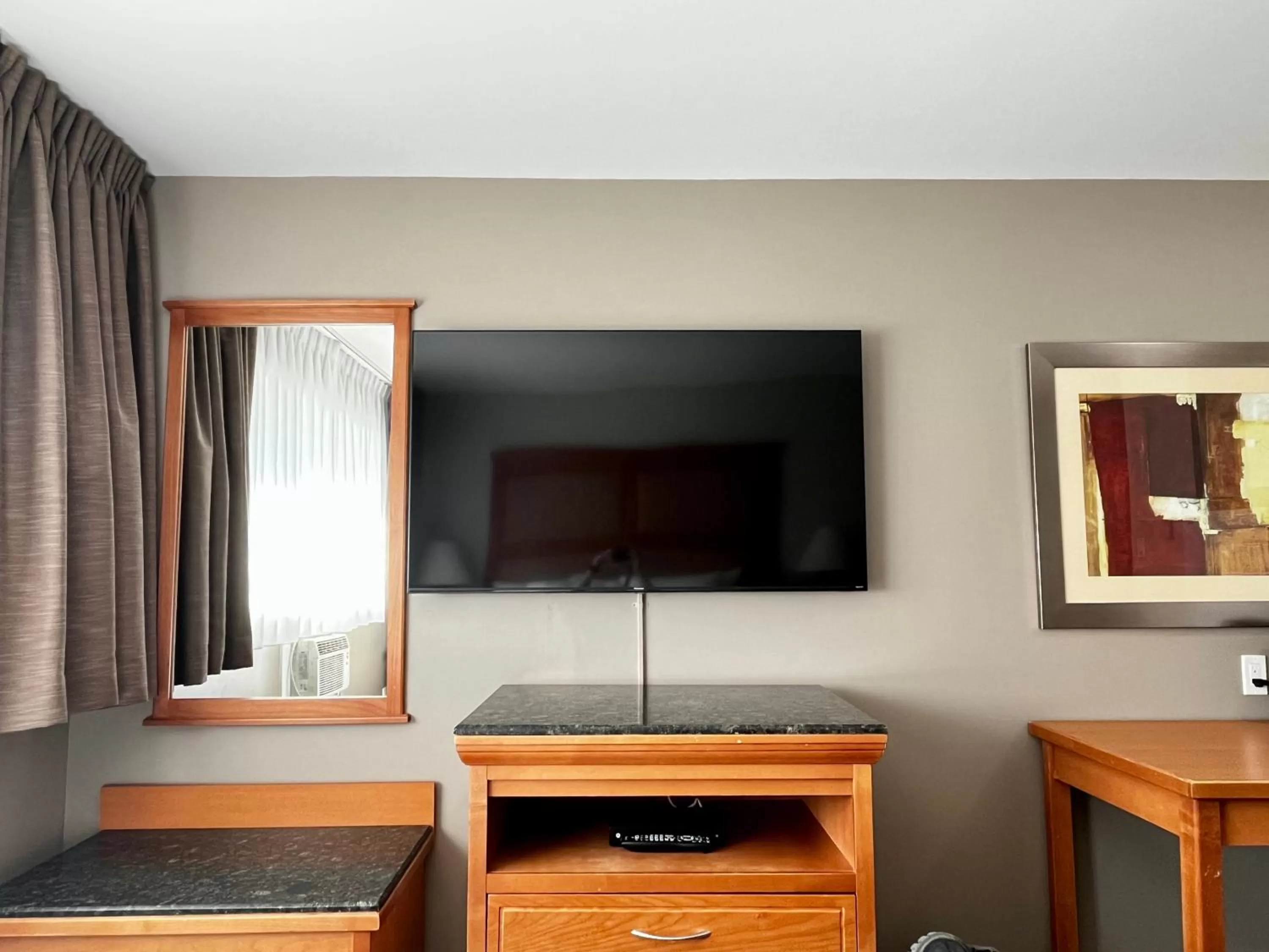 TV and multimedia in Anavada Inn & Suites - Prince George