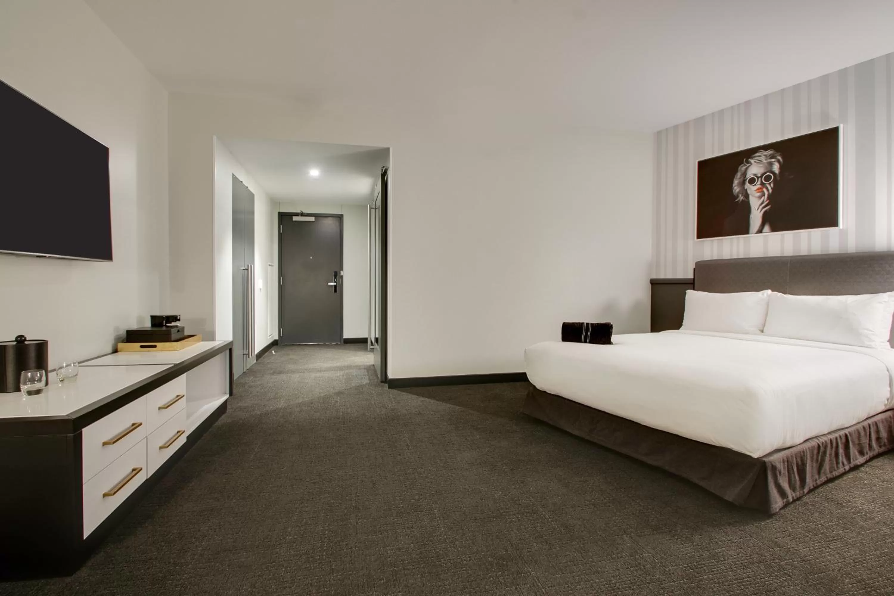 Photo of the whole room, Bed in The Rose Chicago, Tapestry Collection By Hilton