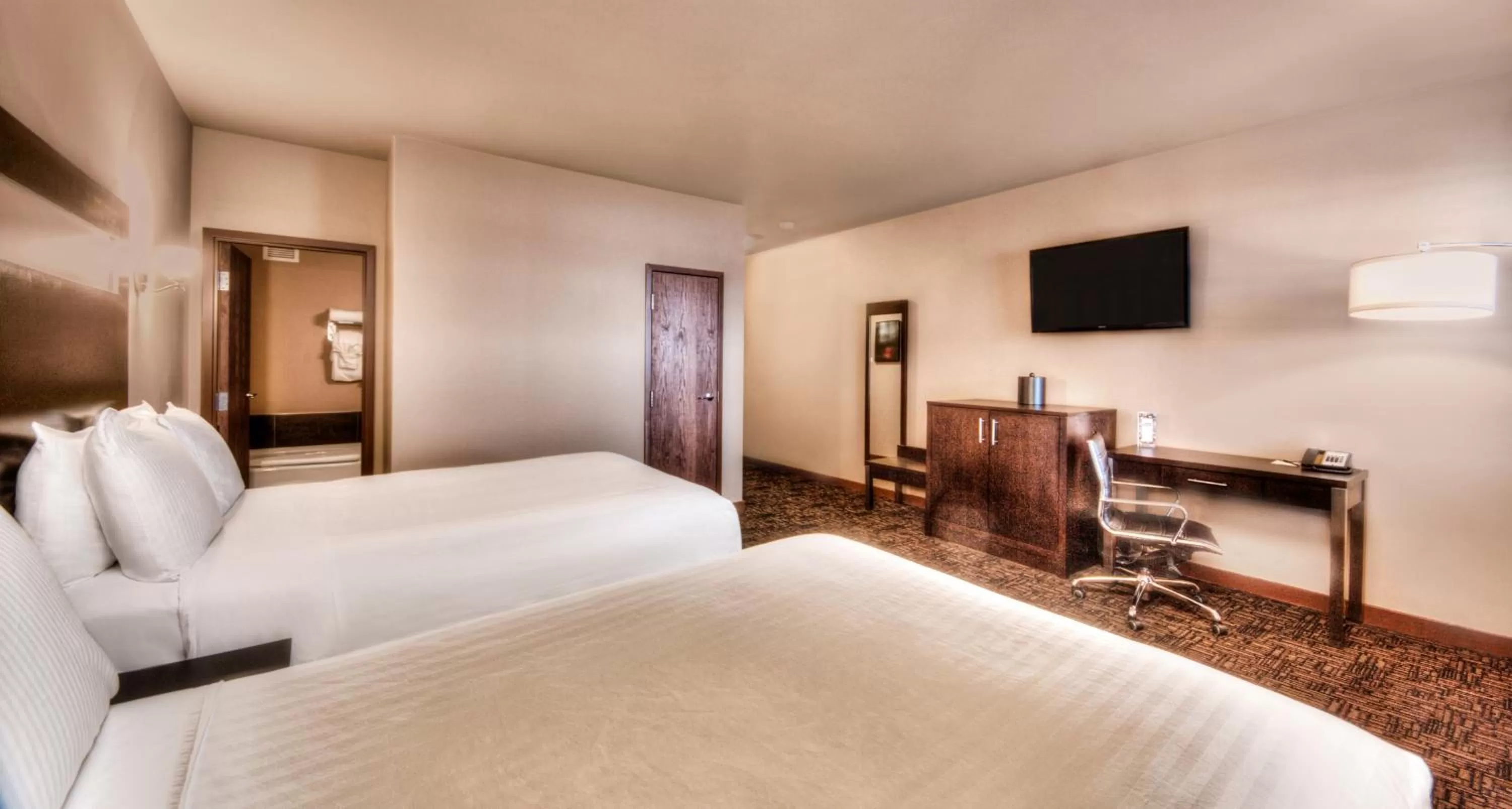 Executive Queen Room in Podollan Inn & Spa - Grande Prairie