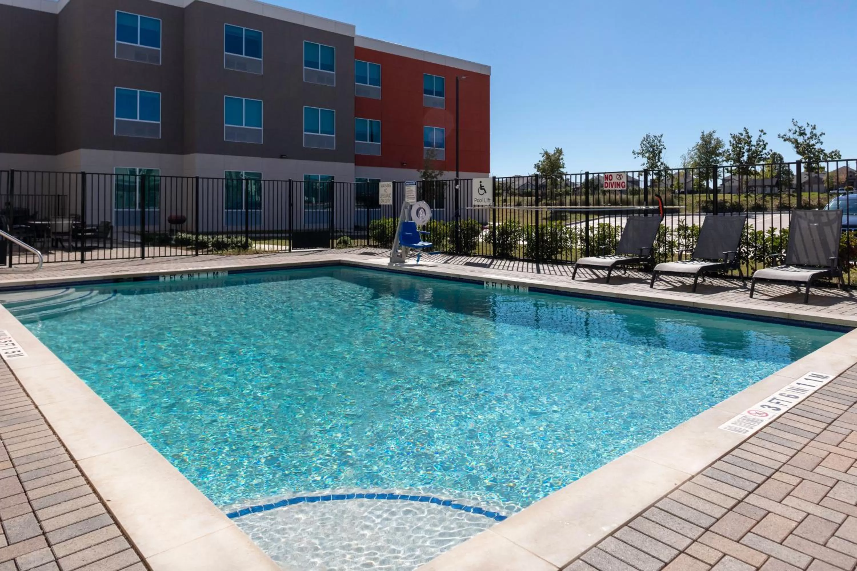 Swimming pool in Holiday Inn Express & Suites Leander by IHG