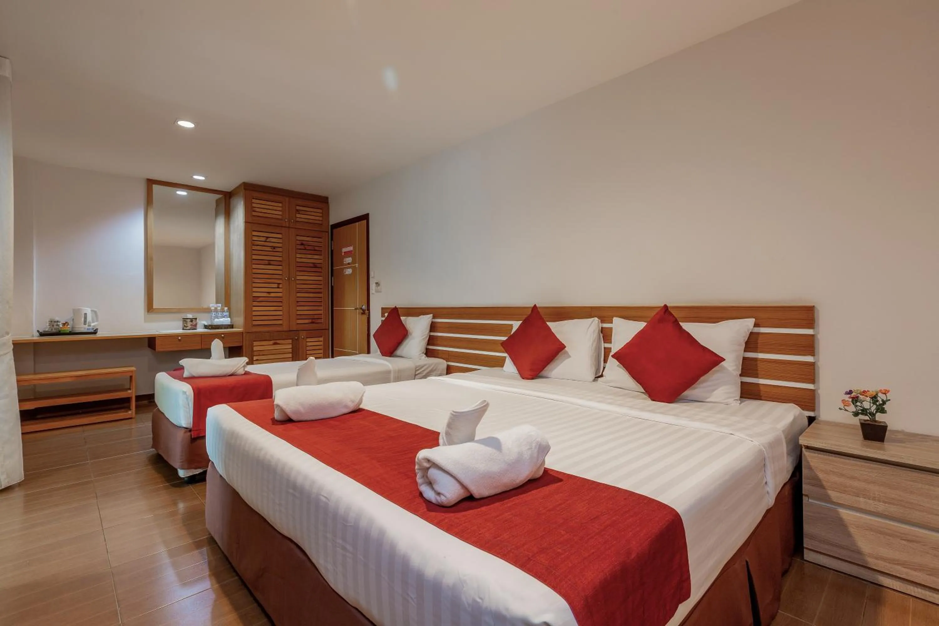 Photo of the whole room, Bed in Tee Pak Dee Resident Phuket