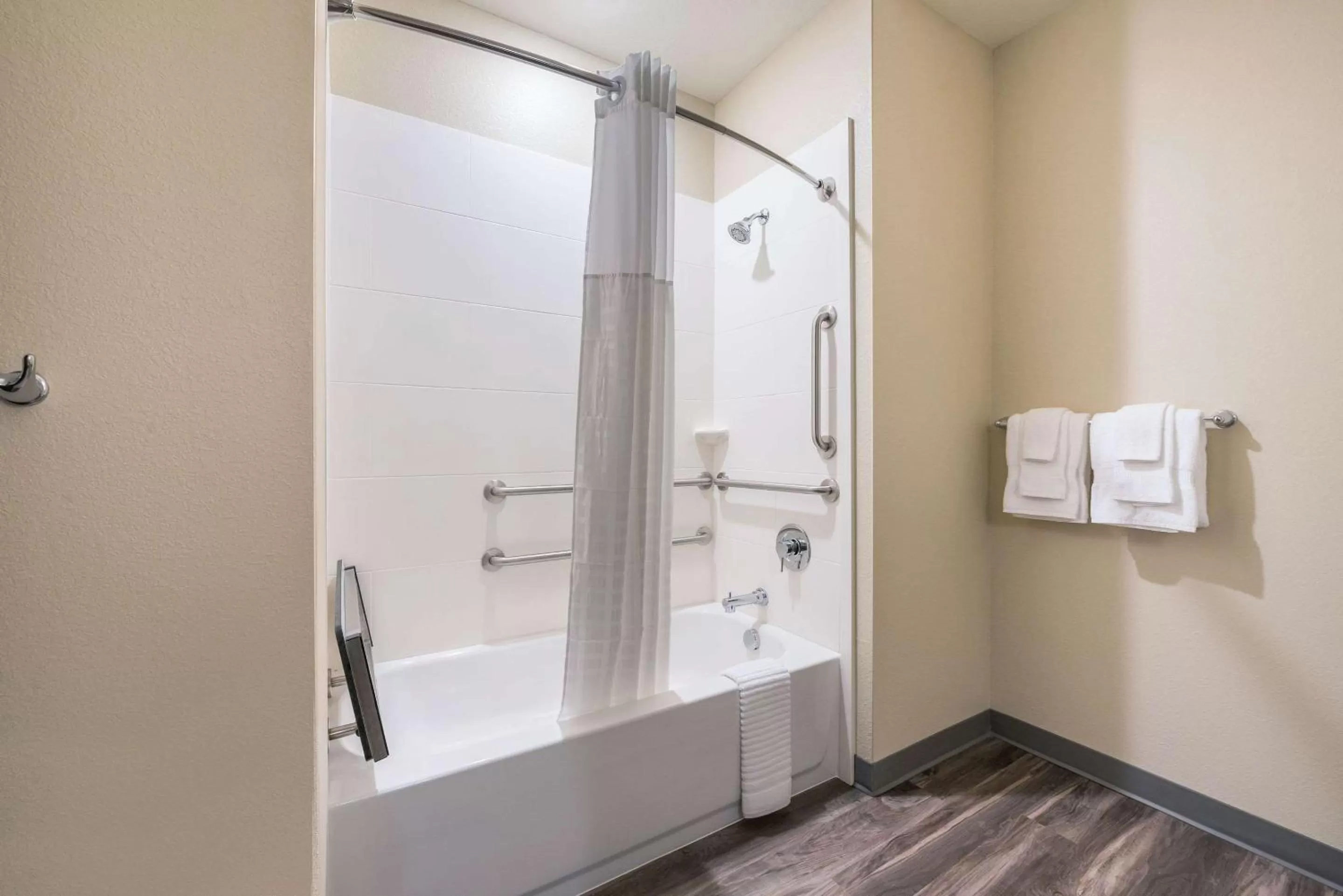 Bathroom in Comfort Suites Marysville Columbus - Northwest